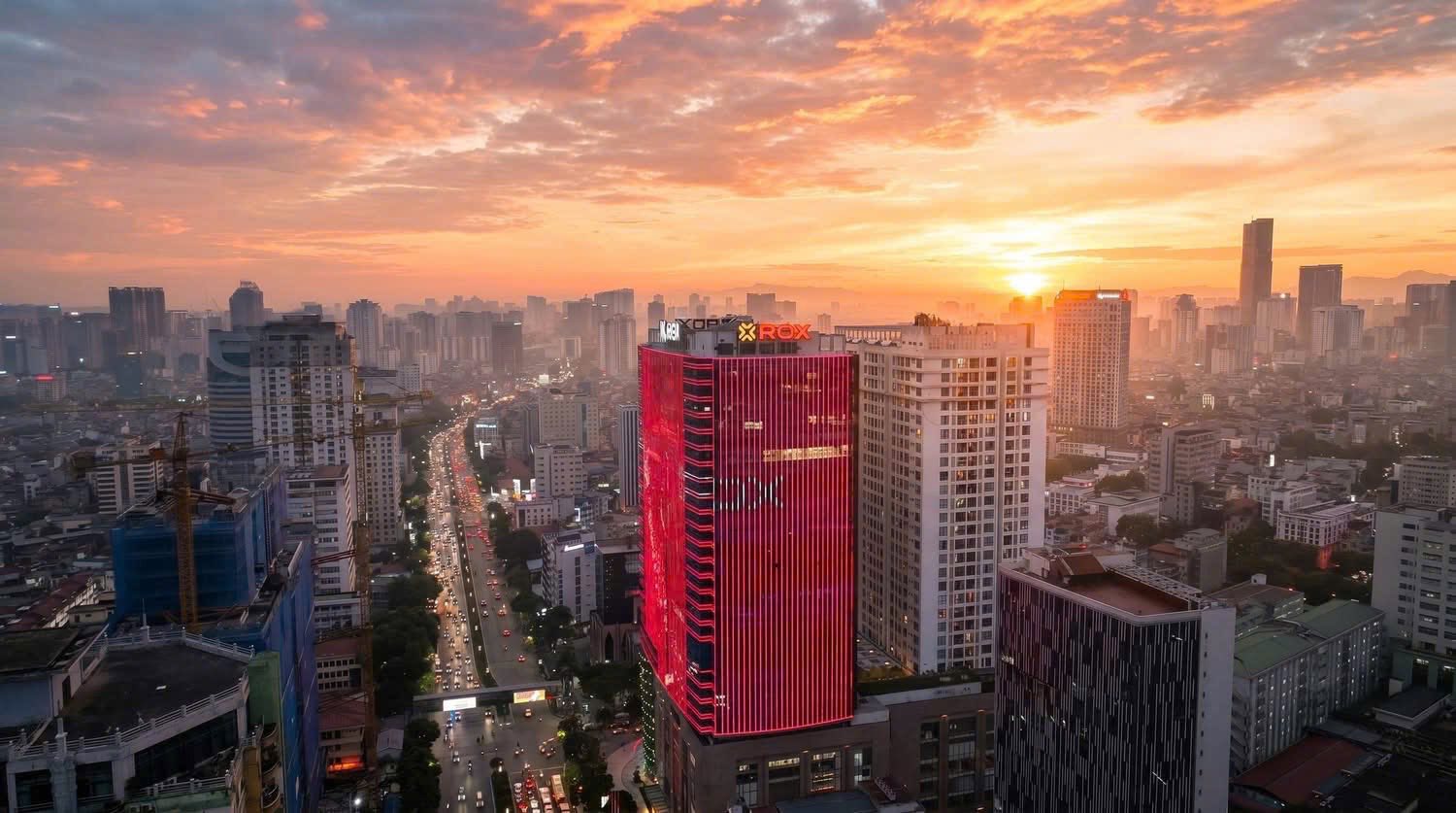 Khoảnh khắc đón bình minh trở thành biểu tượng cho tinh thần luôn hướng về phía trước. Ảnh:&nbsp;ROX.