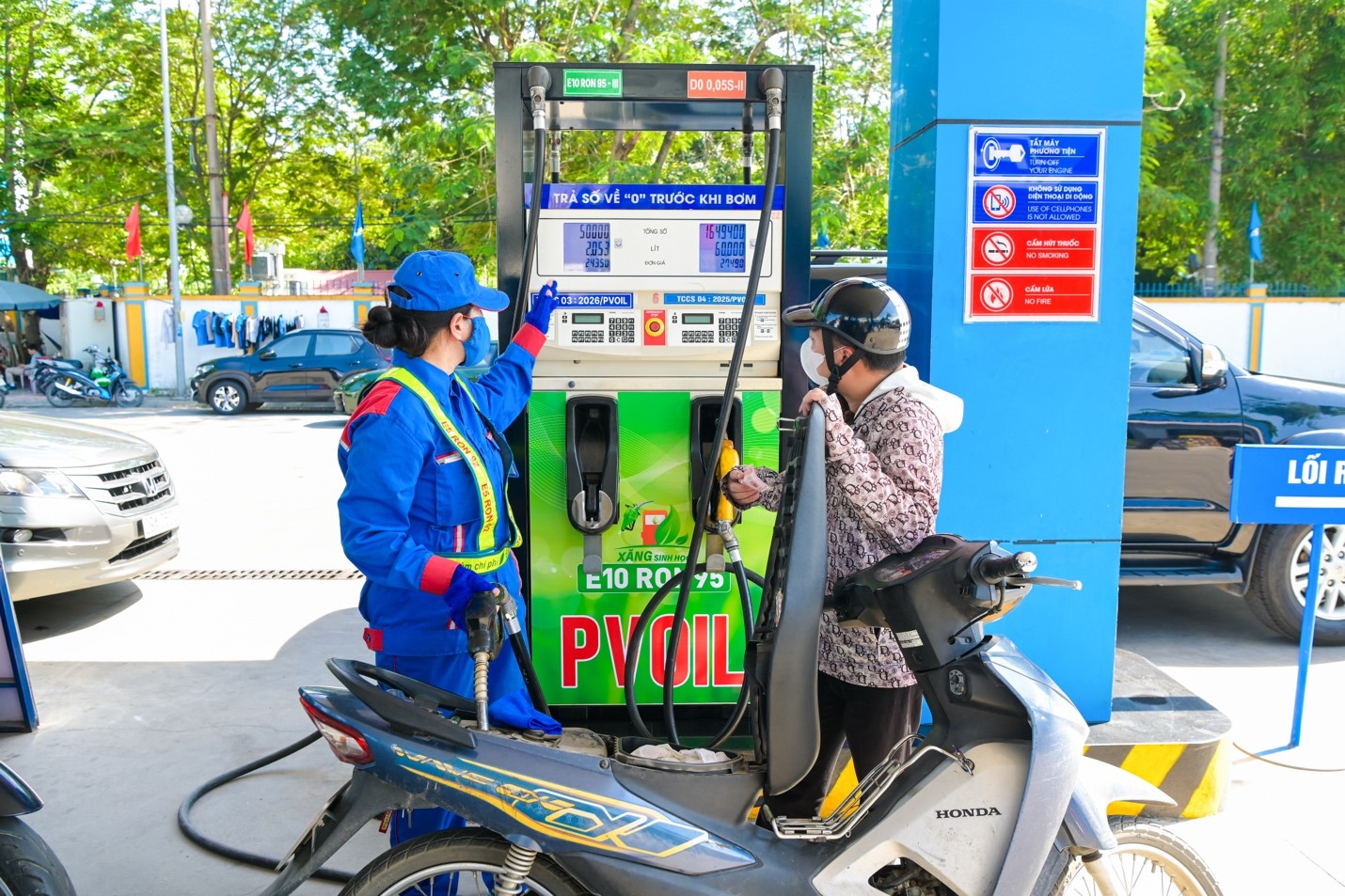 Khách hàng đổ xăng E10 tại cửa hang xăng dầu PVOIL.