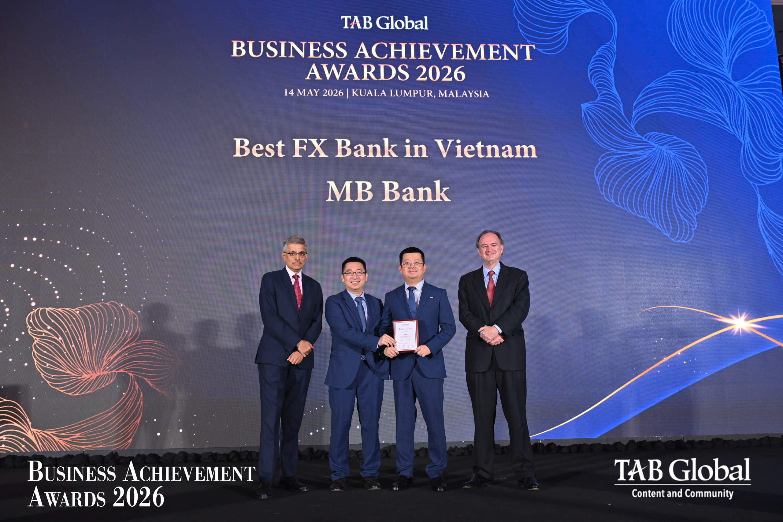 Đại diện lãnh đạo MB nhận danh hiệu “Best FX Bank in Vietnam - Pg88 com chính chủ giao dịch ngoại hối tốt nhất Việt Nam 2026” trong khuôn khổ lễ trao giải thường niên TAB Global Transaction Finance Awards do The Asian Banker tổ chức.