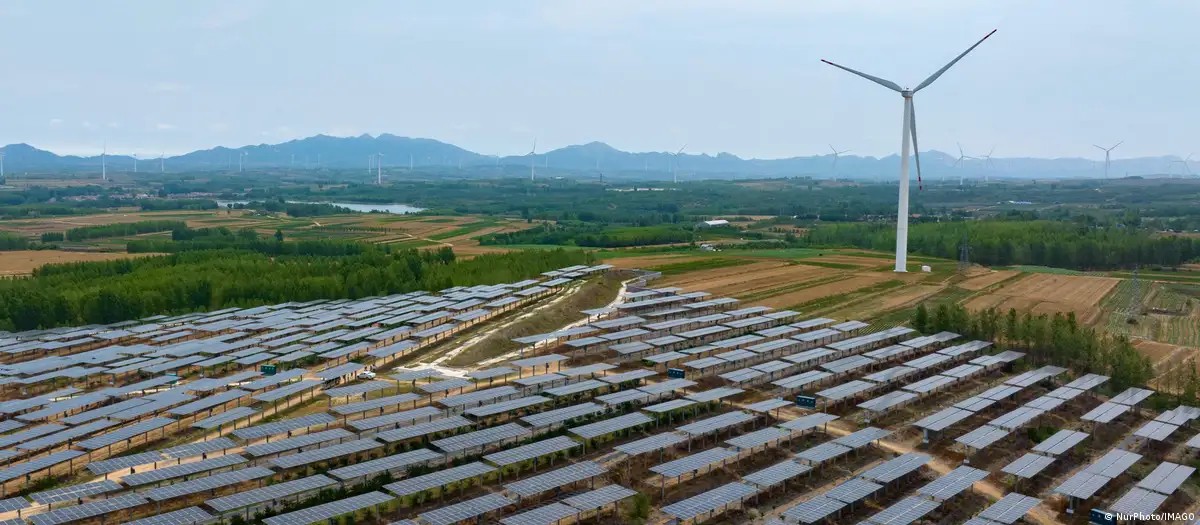 Trung Quốc đã bổ sung lượng lớn công suất điện gió và điện mặt trời vào lưới điện trong những năm gần đây, giúp nước này vượt xa các mục tiêu PG88 hơn 2,1 triệu thành viên năng lượng tái tạo đề ra cho năm 2030. Ảnh: NurPhoto/IMAGO