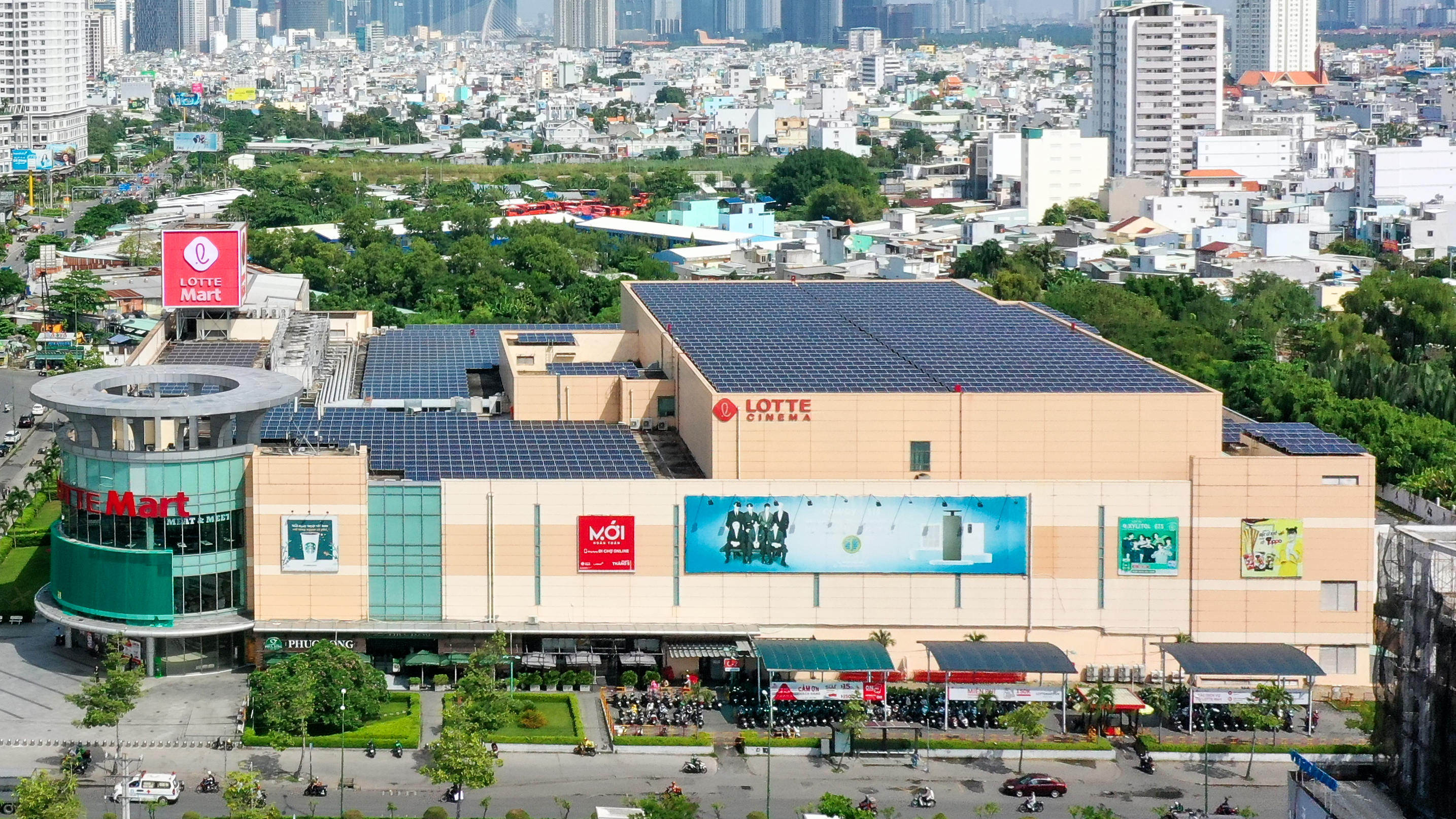 Hệ thống năng lượng mặt trời áp mái tại các siêu thị LOTTE MART. Ảnh:&nbsp;LOTTE MART.