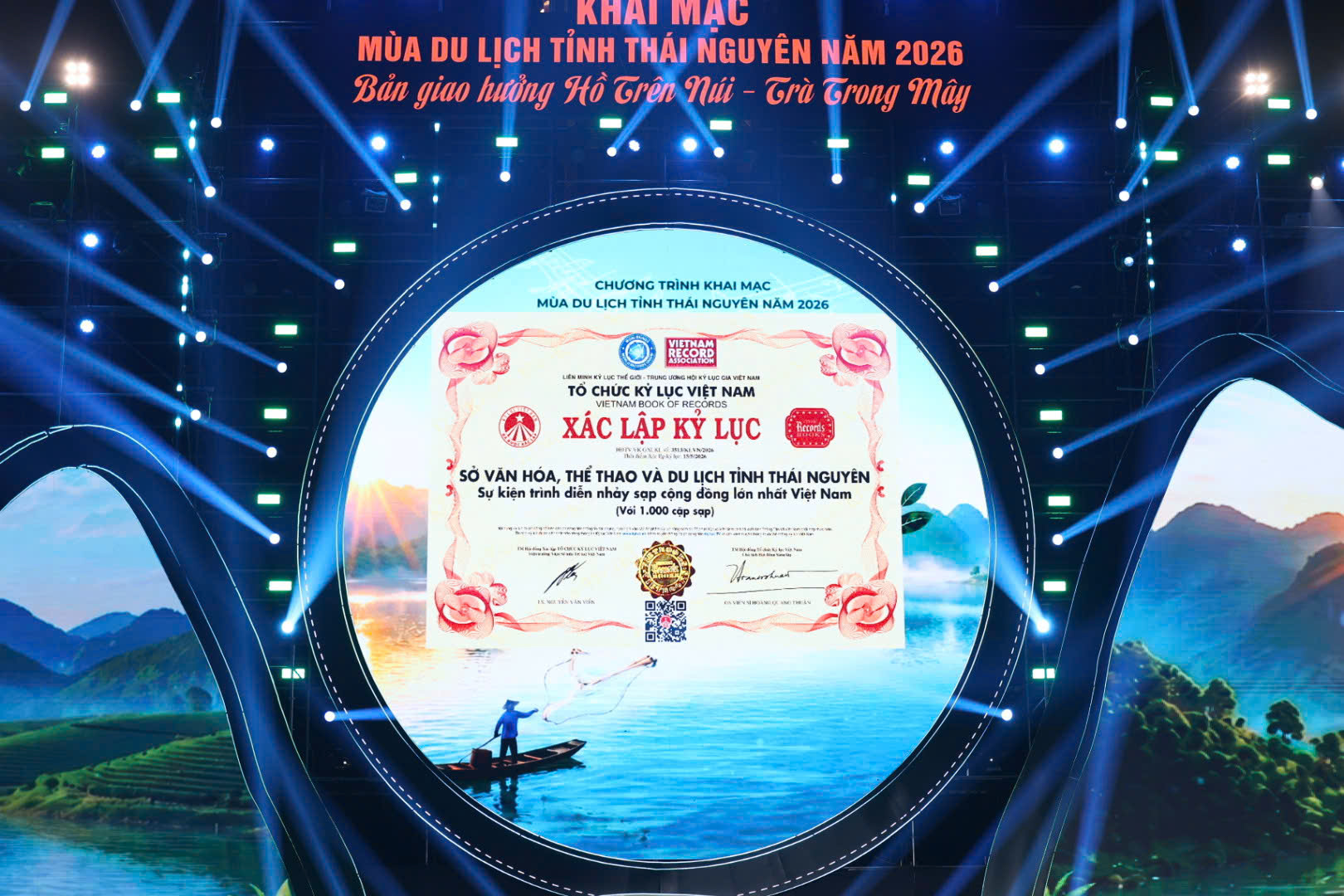 Xác lập kỷ lục màn nhảy sạp quy mô lớn với 1.000 đôi sạp cùng sự tham gia của hơn 15.000 nghệ nhân, diễn viên và quần chúng nhân dân.&nbsp;