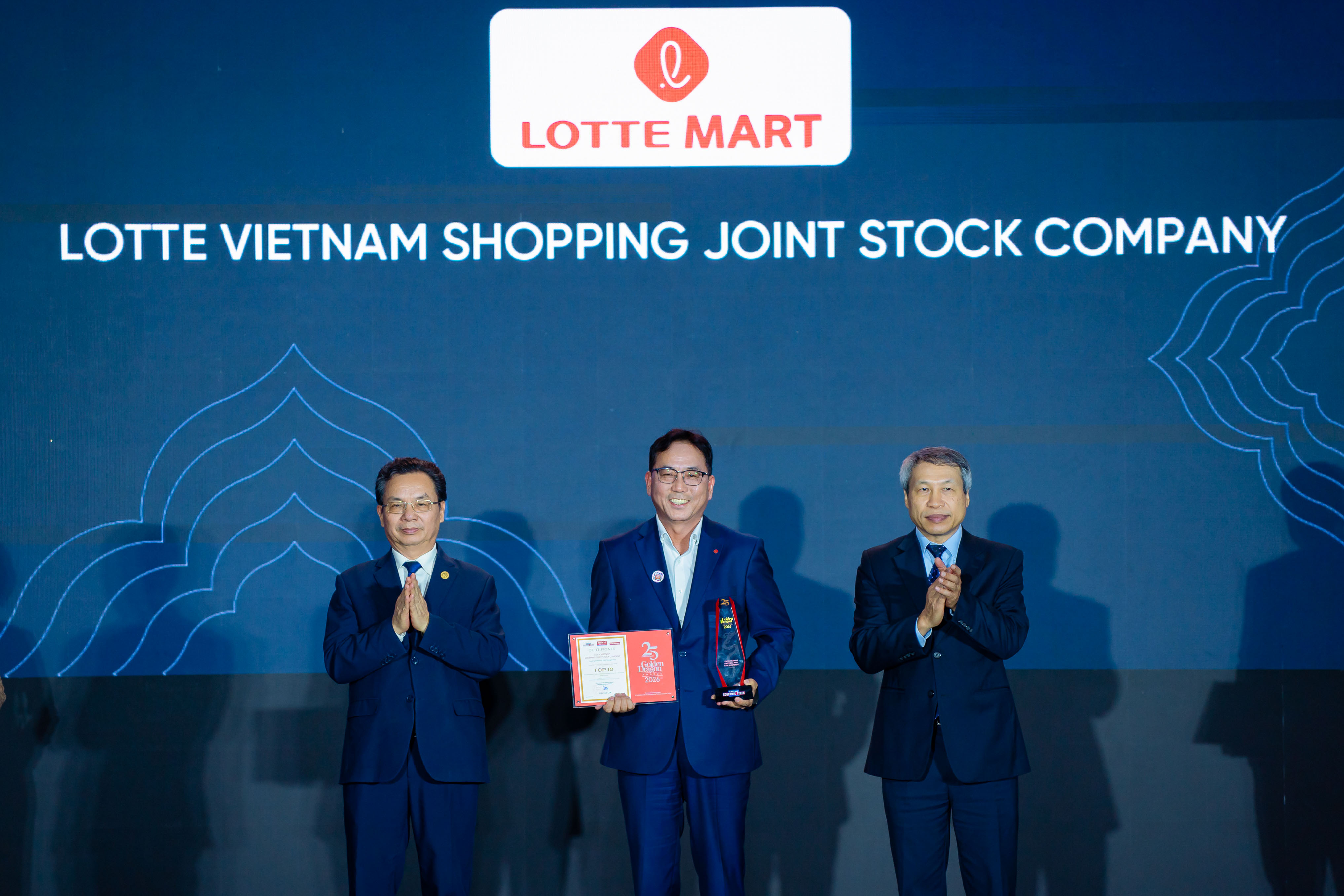Ông Shin JuBack, Tổng giám đốc LOTTE MART Việt Nam, nhận danh hiệu Top 10 6Pg88.con độc quyền mỗi ngày FDI Tiên phong Chuyển đổi xanh 2025 – 2026.