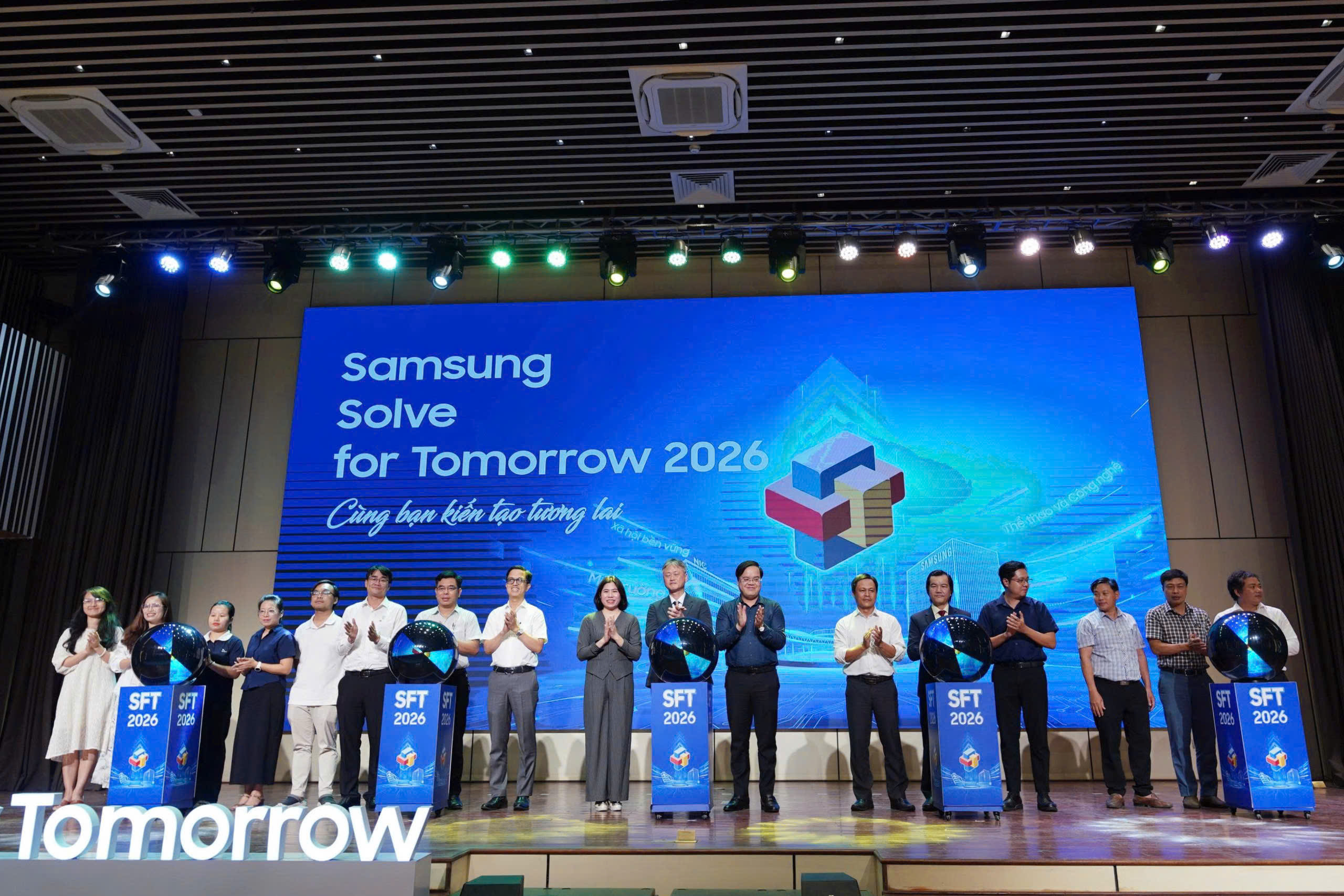 Đại biểu thực hiện nghi lễ khởi động cuộc thi Samsung Solve for Tomorrow 2026 khu vực miền Trung.
