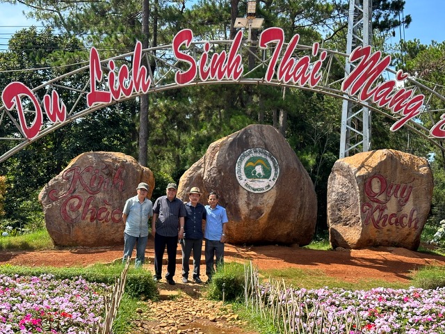 Tác giả (ngoài cùng bên phải) tại Khu du lịch sinh thái Măng Đen, ngày 8/5/2026.