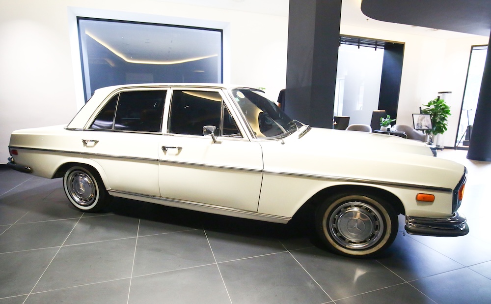 Tại thị trường Việt, Mercedes-Benz từ sớm đã định vị là biểu tượng xa xỉ của giới thượng lưu và ngoại giao tại các đô thị lớn như Sài Gòn, Hà Nội, Đà Lạt với những mẫu xe huyền thoại như 