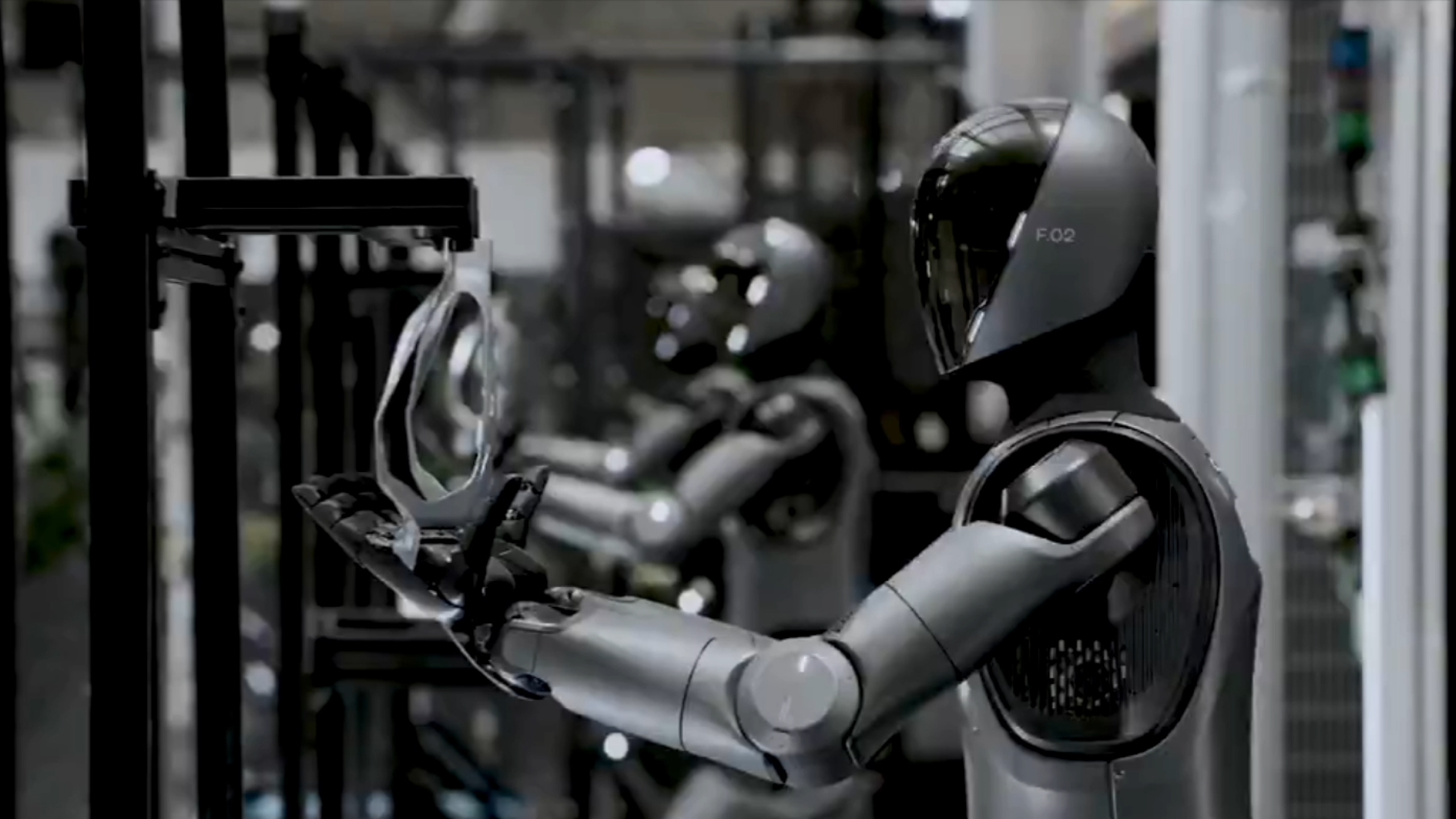 Robot hình người tự phân loại 65.000 bưu kiện trong suốt 50 giờ