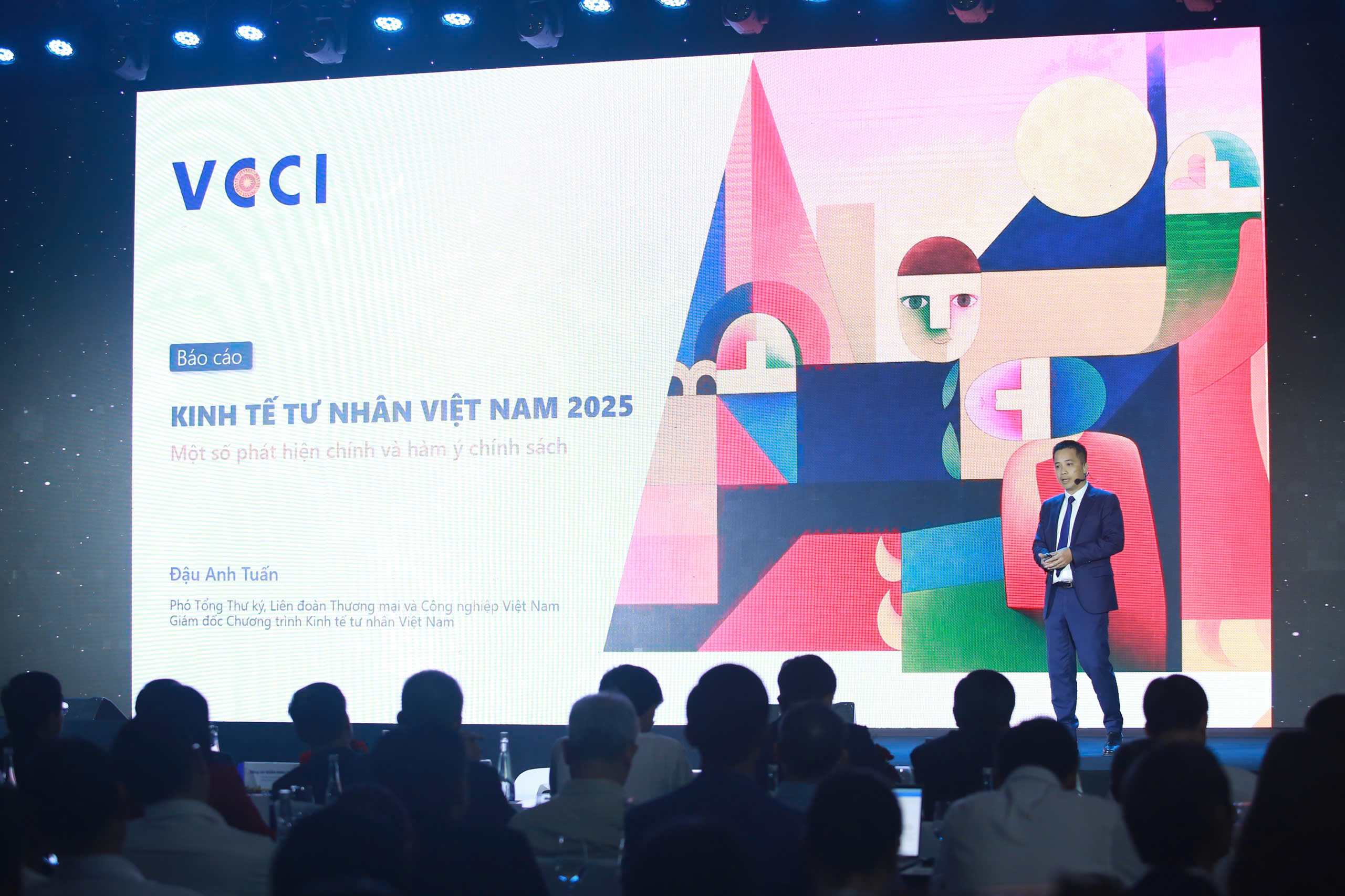 Ông Đậu Anh Tuấn, Phó Tổng Thư ký VCCI trình bày báo cáo.