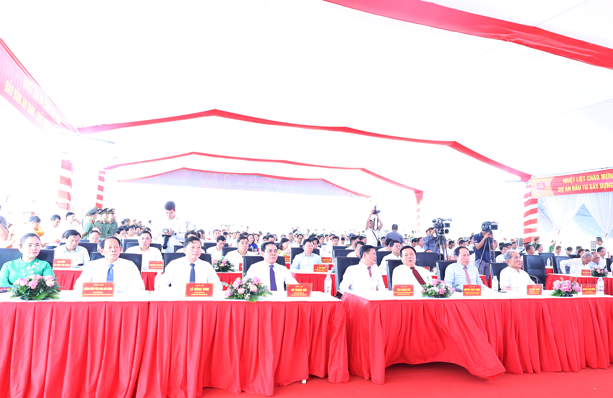 Các đại biểu tham dự buổi lễ