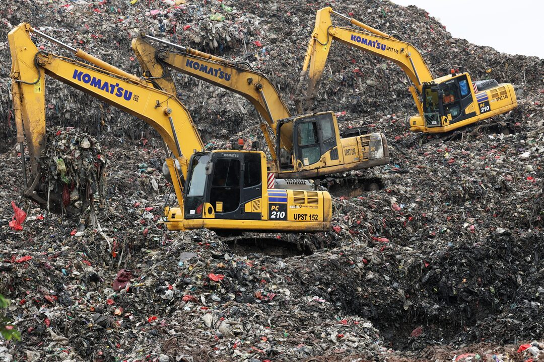 Một bãi chôn lấp rác ở Indonesia - Ảnh: Reuters.