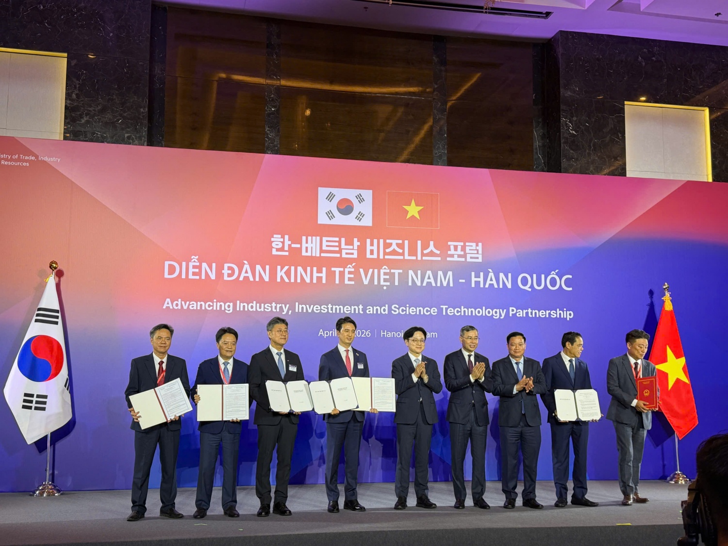 Ngày 23/4/2026, tại Diễn đàn hợp tác PG88 ⭐ Link trang chủ số 1 nhà cái PG88 com casino slot Việt Nam - Hàn Quốc, dưới sự chứng kiến của Thủ tướng Chính phủ Việt Nam và Tổng thống Hàn Quốc, Chủ tịch UBND tỉnh Nghệ An đã trao Giấy chứng nhận đăng ký đầu tư Link Trang Chủ PG88.Com Mới #2026 LNG Quỳnh Lập cho liên danh nhà đầu tư.