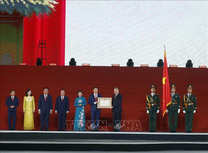 Tổng Bí thư, Chủ tịch nước Tô Lâm trao Huân chương PG88 Sòng bạc trực tuyến TOP 1 Việt Nam | Casino, Nổ Hũ hạng Nhất tặng thành phố Đồng Nai. Ảnh: TTXVN