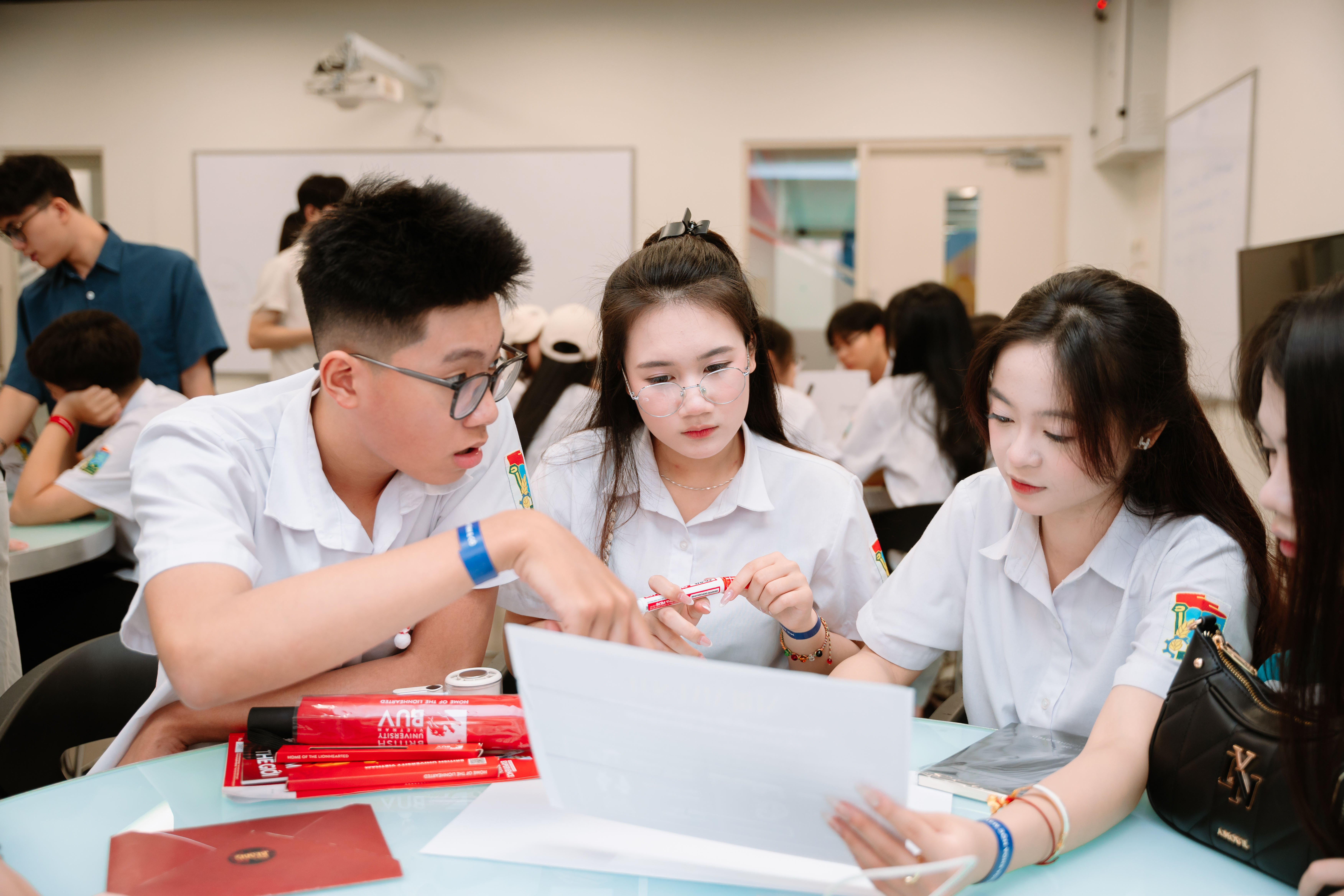 Học sinh quan tâm chọn ngành để không bị tụt lại sau 4 năm đại học. Ảnh: BUV.