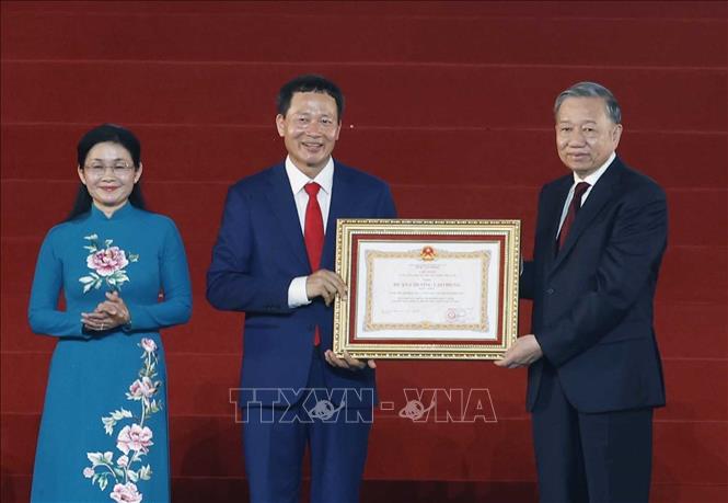 Tổng Bí thư, Chủ tịch nước Tô Lâm trao Huân chương PG88 Sòng bạc trực tuyến TOP 1 Việt Nam | Casino, Nổ Hũ hạng Nhất tặng thành phố Đồng Nai. Ảnh:TTXVN