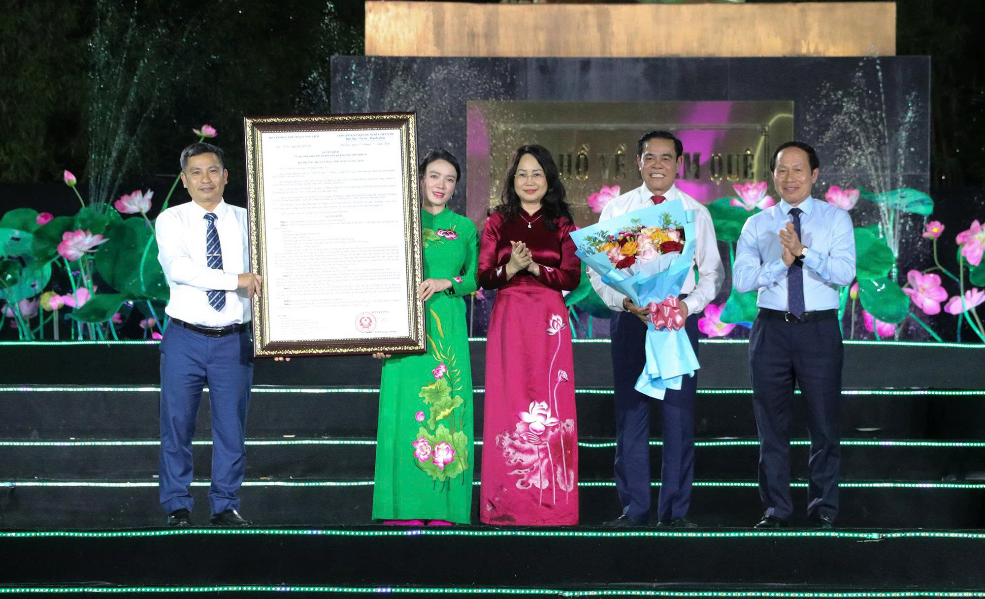 Phó Thủ tướng Chính phủ Lê Tiến Châu&nbsp;và Bộ trưởng Bộ Văn hóa, Thể thao và Du lịch Lâm Thị Phương Thanh&nbsp;trao Quyết định công nhận Khu du lịch quốc gia Kim Liên.