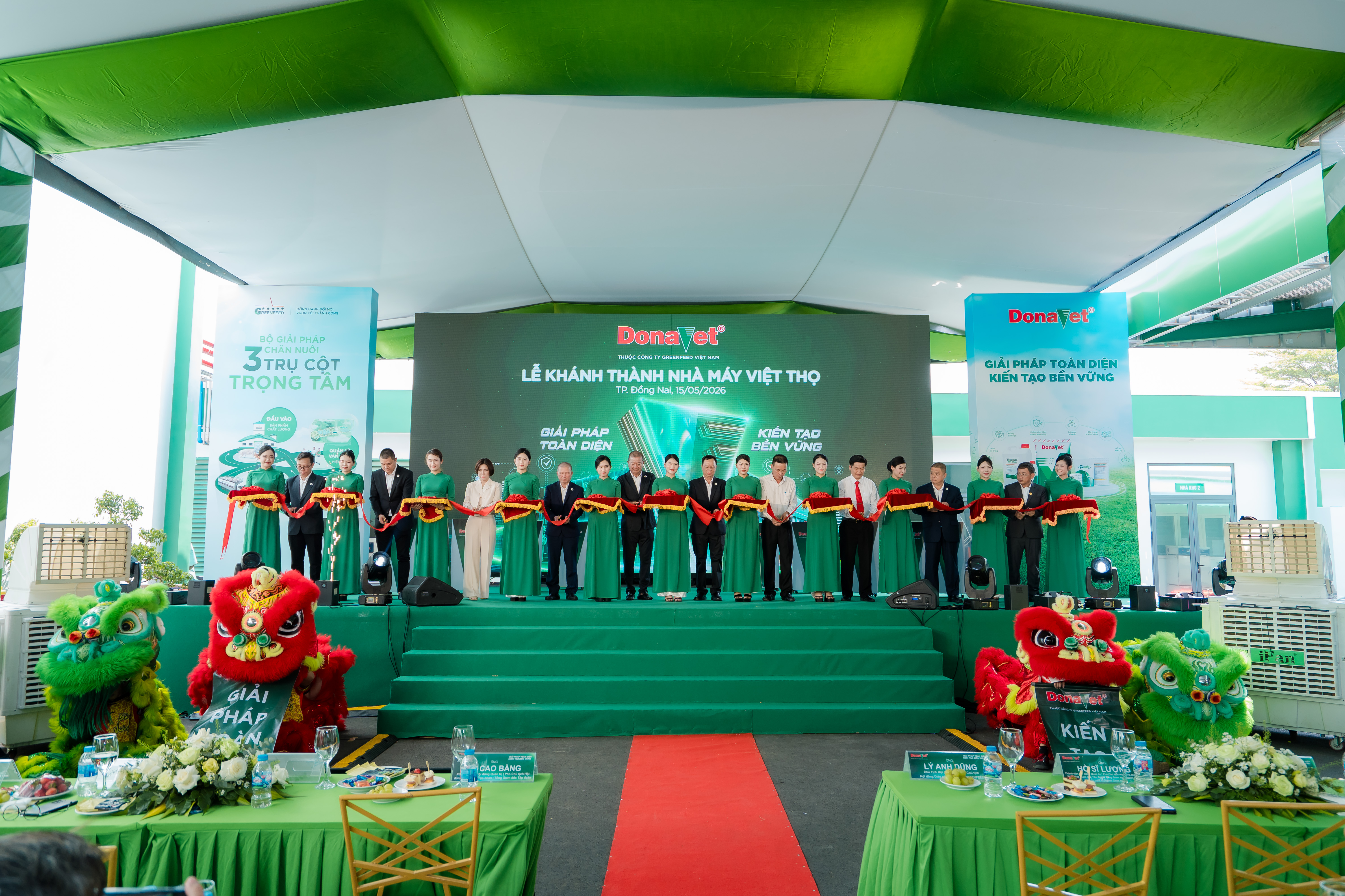 Đại diện GREENFEED thực hiện nghi thức cắt băng khánh thành nhà máy. Ảnh:&nbsp;GREENFEED.