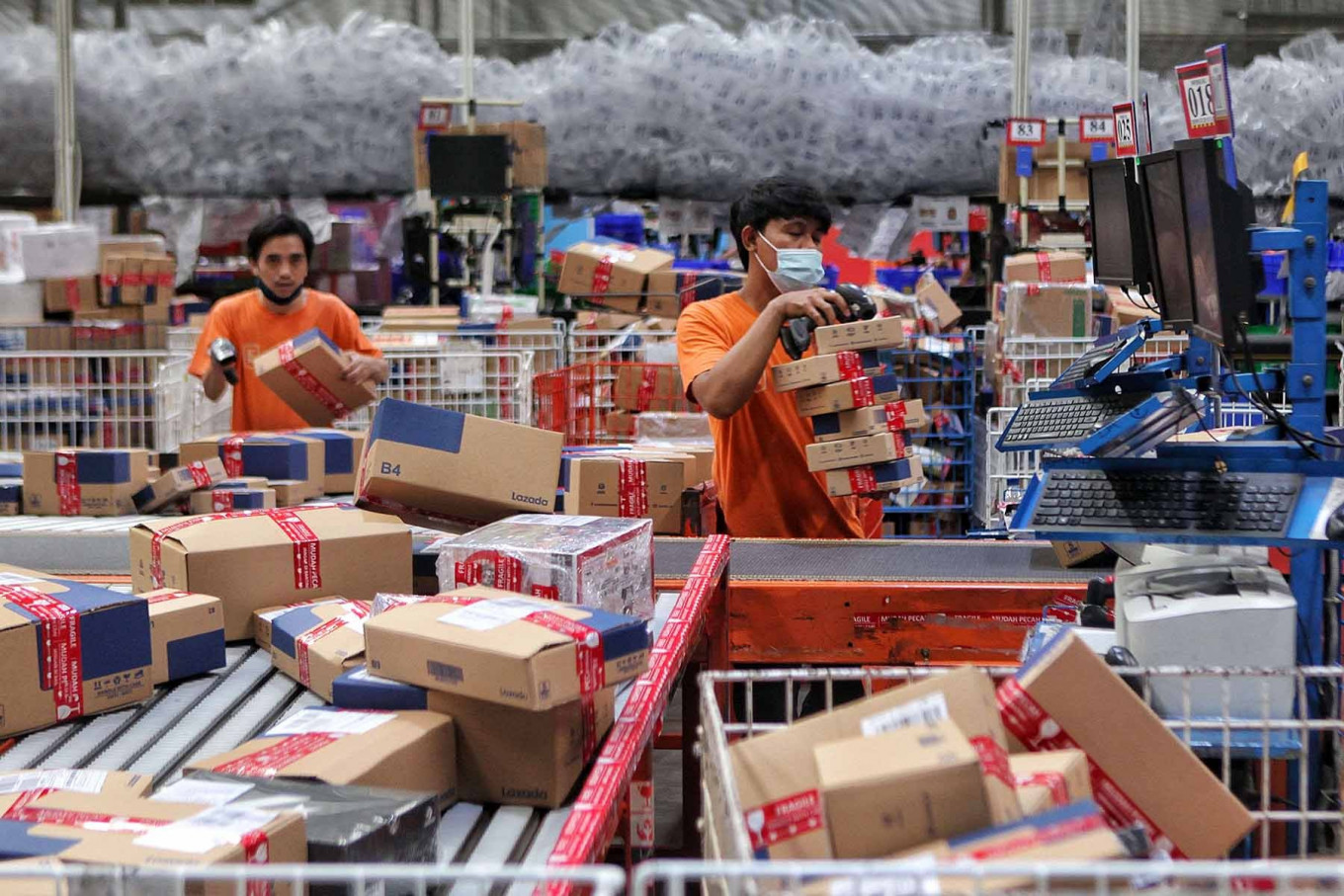 Tuy nhiên,&nbsp;ranh giới giữa hàng thật và hàng giả trên không gian mạng đang trở nên mờ nhòe hơn bao giờ hết.