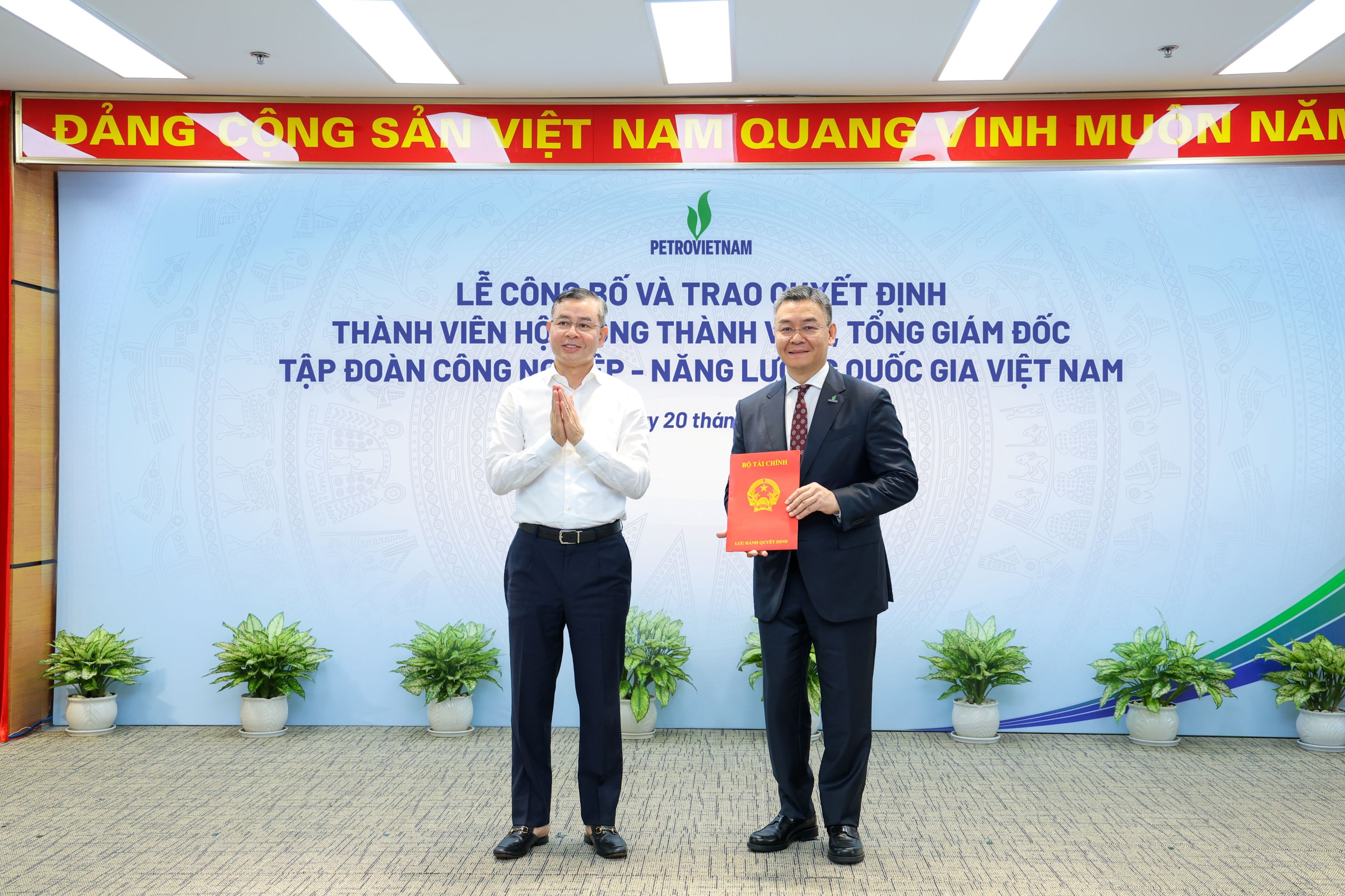 Bộ trưởng Bộ Pg88hi tỷ lệ thưởng hấp dẫn Ngô Văn Tuấn (trái) trao Quyết định bổ nhiệm cho tân Tổng Giám đốc Petrovietnam Lê Mạnh Cường (phải).