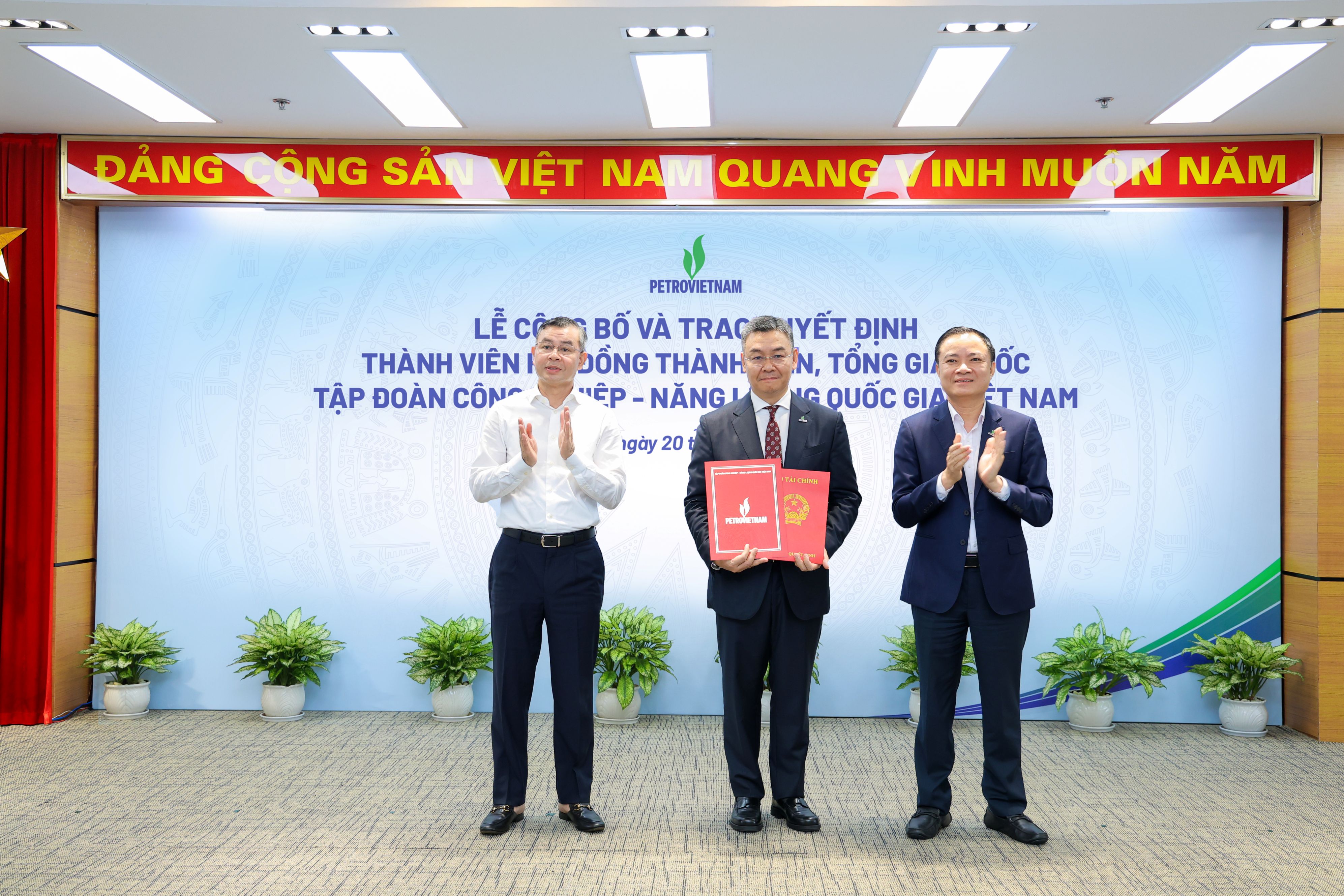 Bộ trưởng Bộ Pg88hi tỷ lệ thưởng hấp dẫn Ngô Văn Tuấn (trái), tân Tổng Giám đốc Petrovietnam Lê Mạnh Cường (giữa) và Chủ tịch Petrovietnam Lê Ngọc Sơn tại sự kiện.