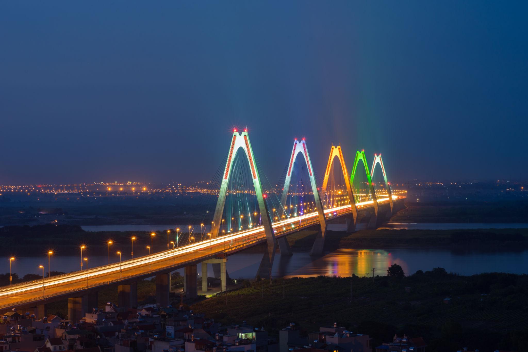 Quy hoạch mới cho thấy rõ nét vai trò của sông Hồng với Thủ đô. Ảnh minh hoạ cầu Nhật Tân.