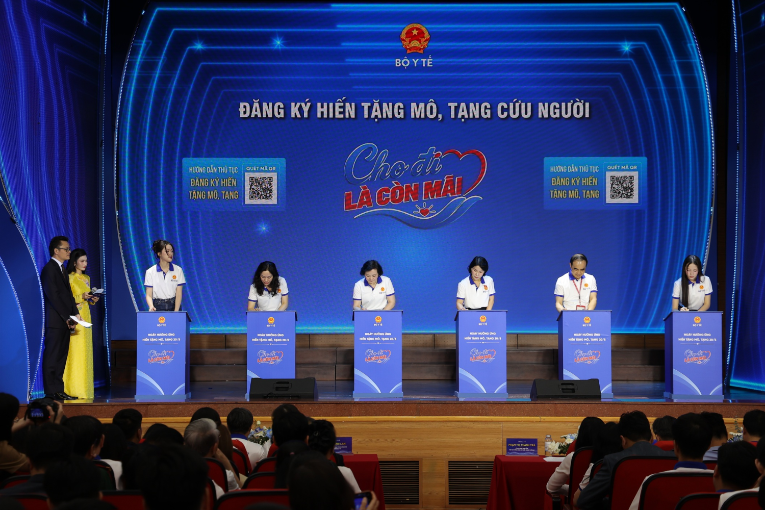 Phó Thủ tướng Chính phủ Phạm Thị Thanh Trà và các đại biểu đăng ký hiến tặng mô, tạng. Ảnh: Bộ Y tế.
