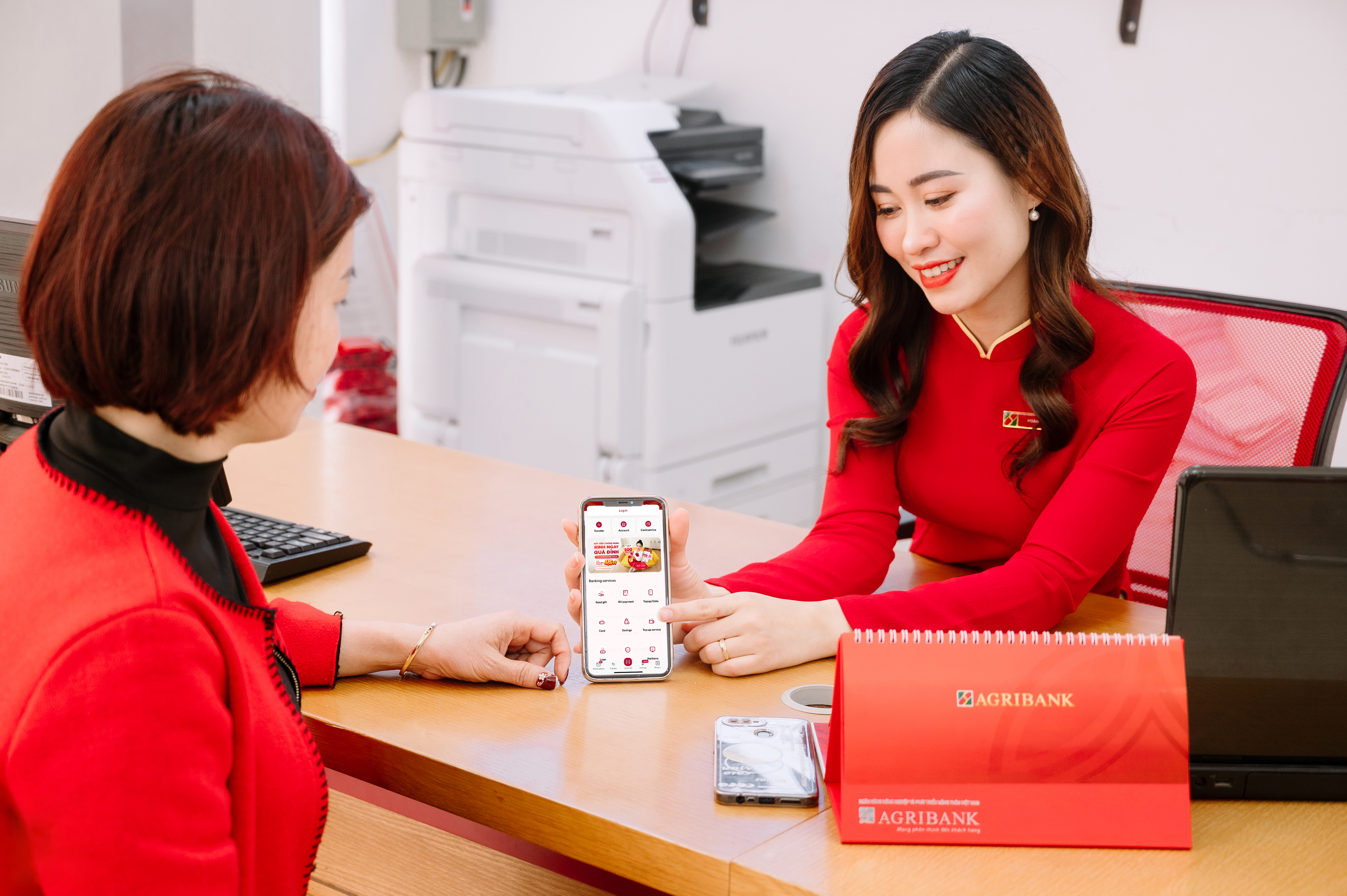 Khách hàng giao dịch tại Agribank. Ảnh: Agribank.