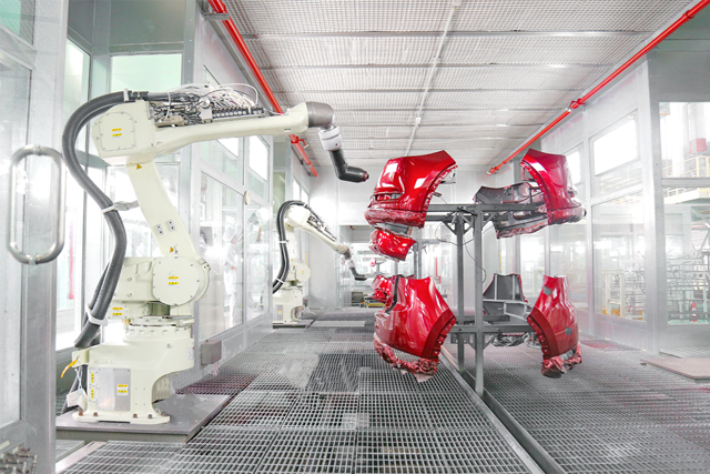 Robot sơn linh kiện nhựa. Ảnh: THACO.