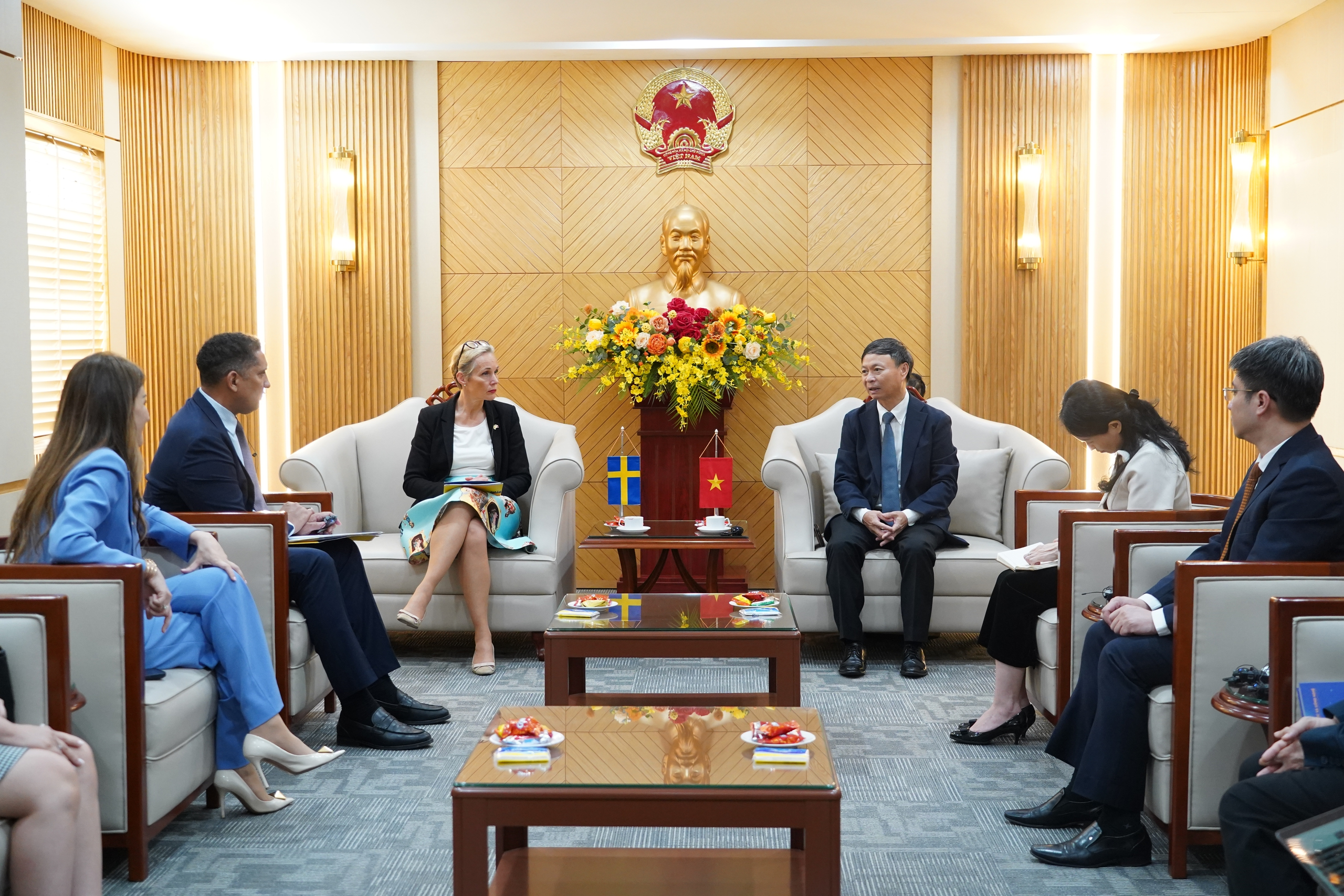 Thứ trưởng Bộ Khoa học và Công nghệ Hoàng Minh tại buổi tiếp và lam việc với&nbsp;bà&nbsp;Camilla Mellander, Tổng Vụ trưởng phụ trách Chính sách Pg88ok ưu đãi hấp dẫn, Bộ Ngoại giao Thụy Điển.
