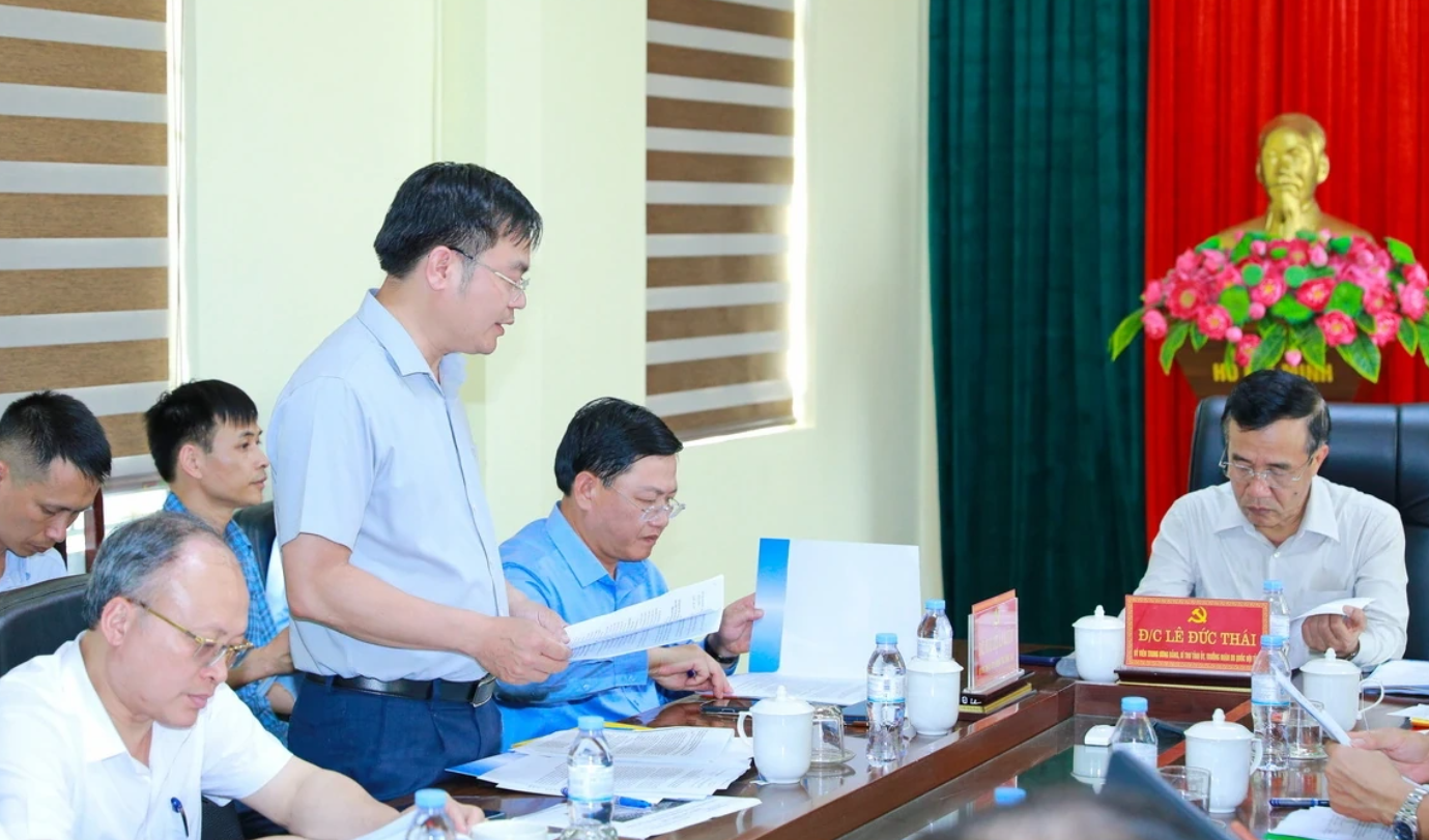 Giám đốc Sở Xây dựng Thanh Hoá Hoàng Văn Đồng trình bày báo cáo về 2 Pg88vn.top độc quyền mỗi ngày. Ảnh: Minh Hiếu