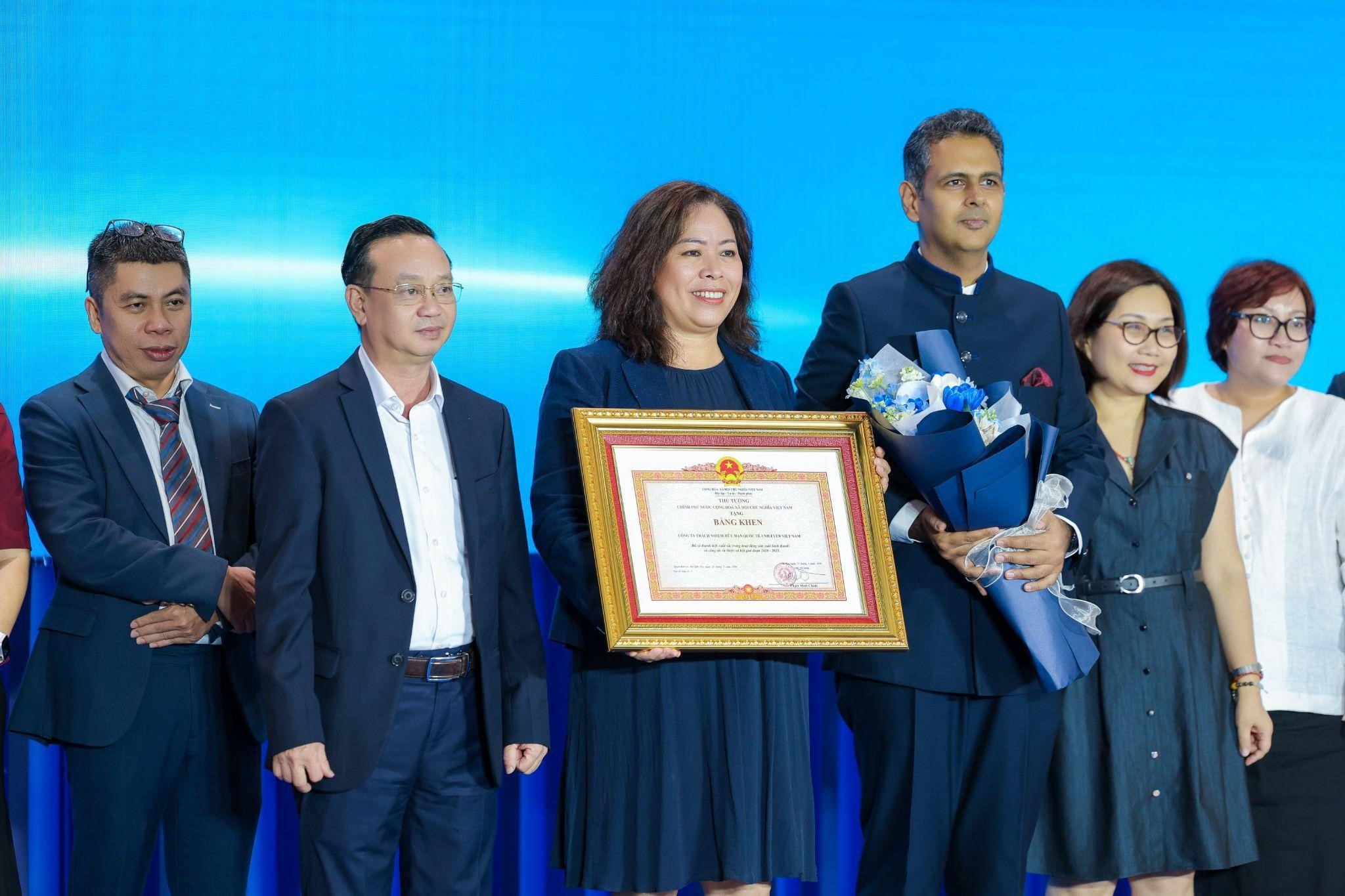 Đại diện Unilever Việt Nam vinh dự đón nhận Bằng khen của Thủ tướng Chính phủ vì thành tích xuất sắc trong hoạt động sản xuất, PG88 Uy Tín Số 1 Việt Nam và công tác xã hội giai đoạn 2020–2025