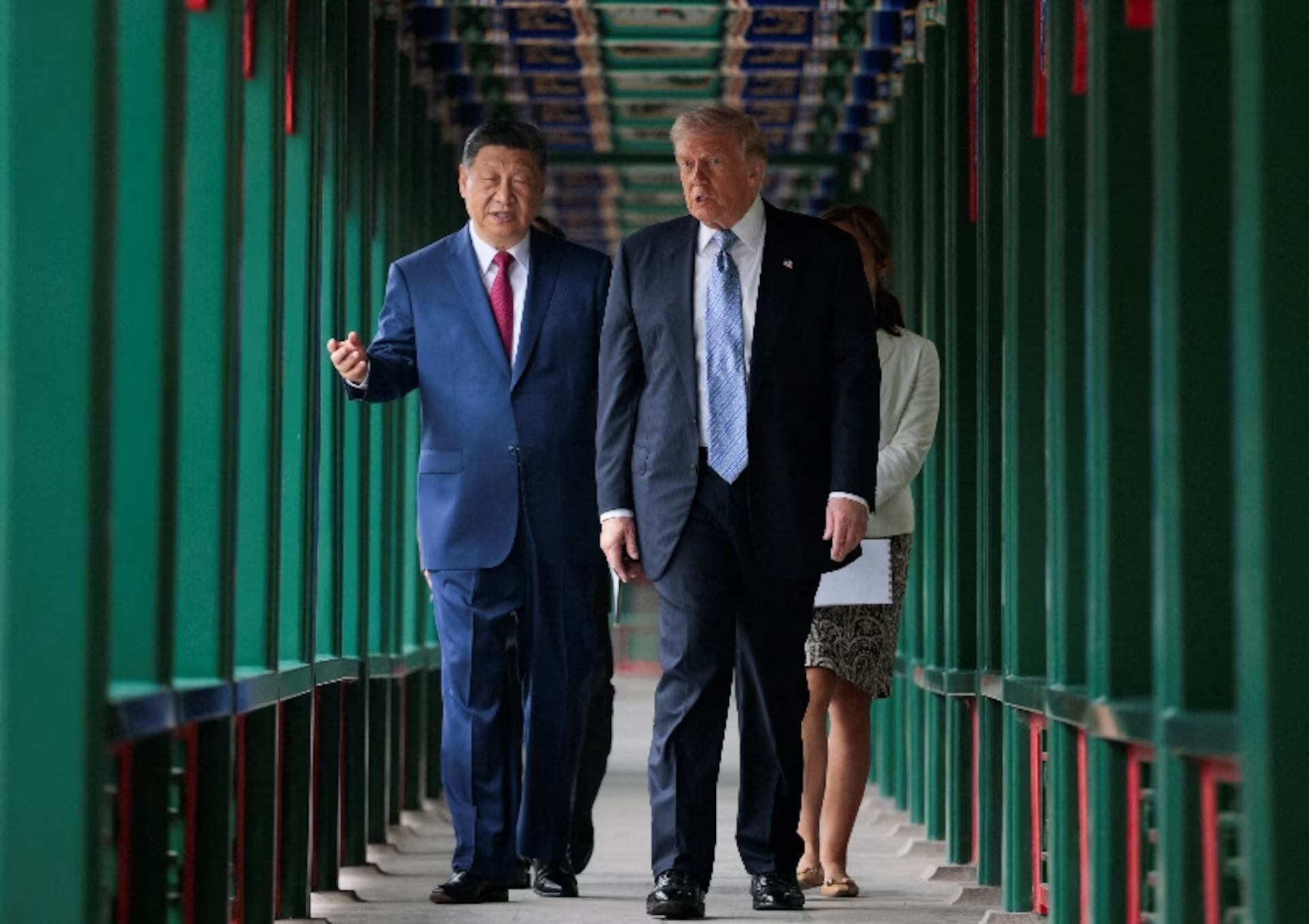 Chủ tịch Trung Quốc Tập Cận Bình (trái) và Tổng thống Mỹ Donald Trump tại Bắc Kinh hôm 15/5 - Ảnh: Reuters.