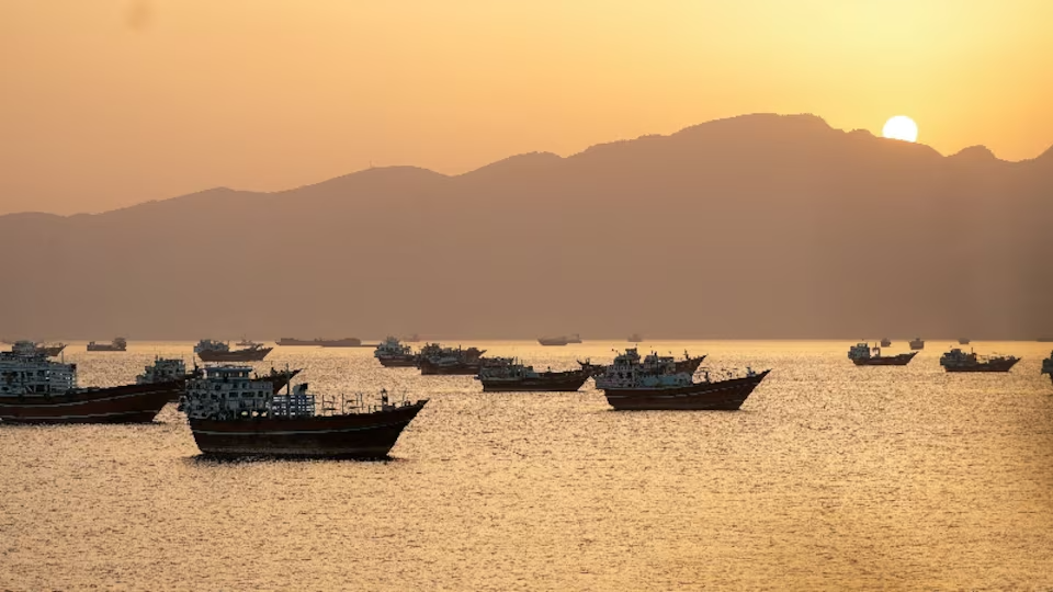 Nhiều siêu tàu chở hàng triệu thùng dầu rời eo biển Hormuz an toàn