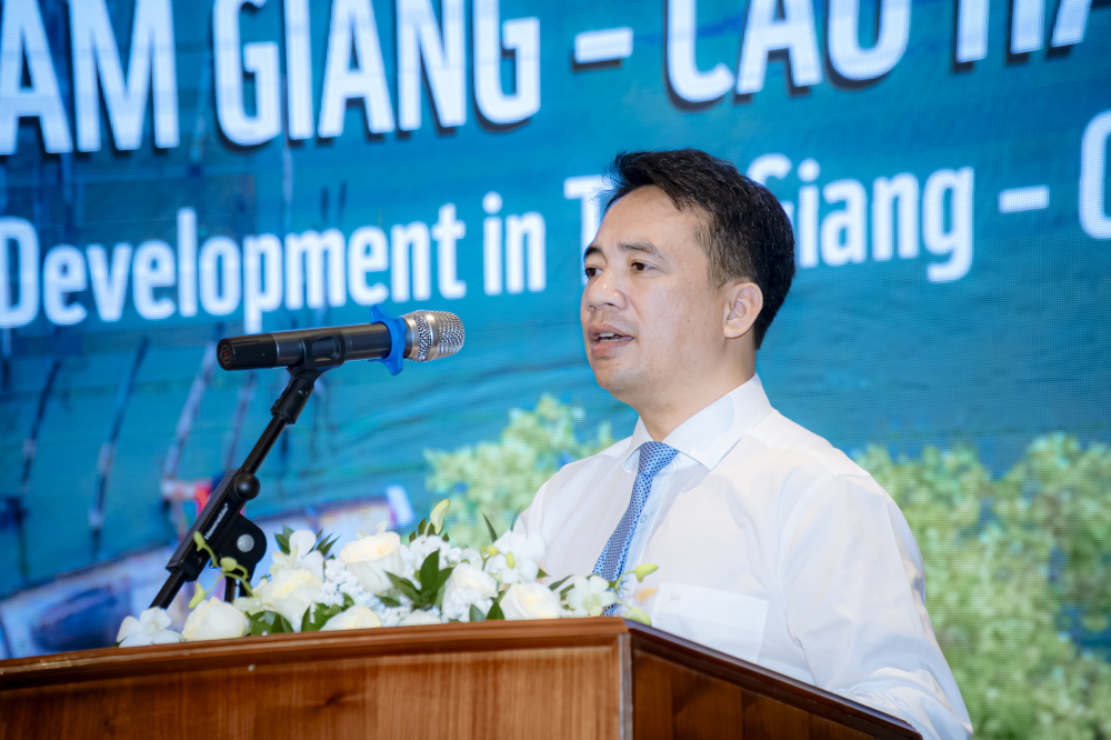 Phó Chủ tịch UBND thành phố Huế Trần Hữu Thùy Giang phát biểu&nbsp;tại hội nghị