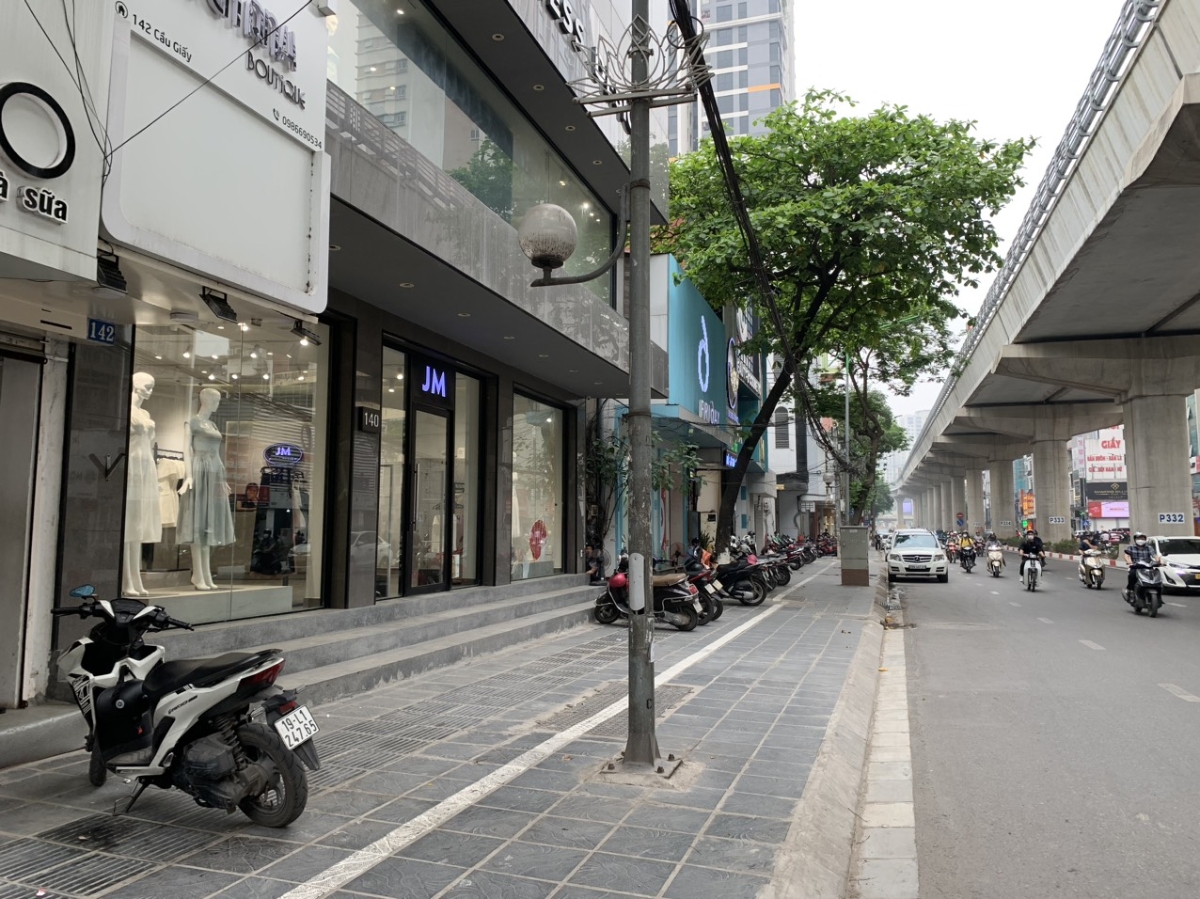 Vỉa hè lát đá tự nhiên có chi phí rất cao, nếu tính toán không hợp lý, thành phố sẽ phải bù chi khi cho thuê. Ảnh: Hoàng Việt.&nbsp;