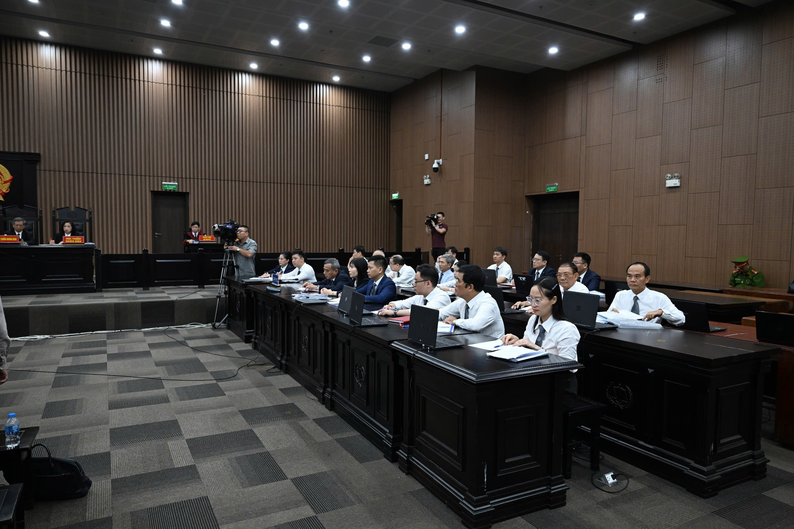 Các luật sư tham gia tố tụng tại phiên tòa sơ thẩm. Ảnh: CTV.
