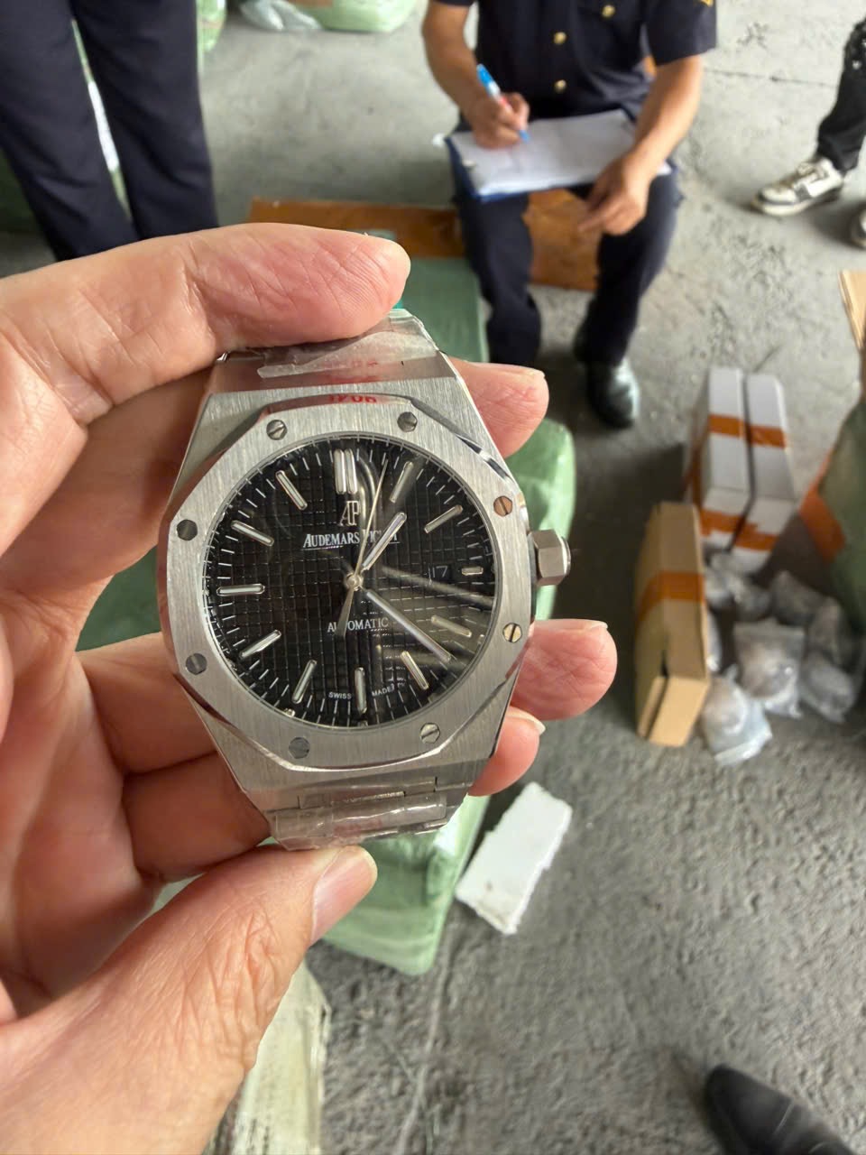 Đồng hồ giả nhãn hiệu&nbsp;Audemars Piguet.