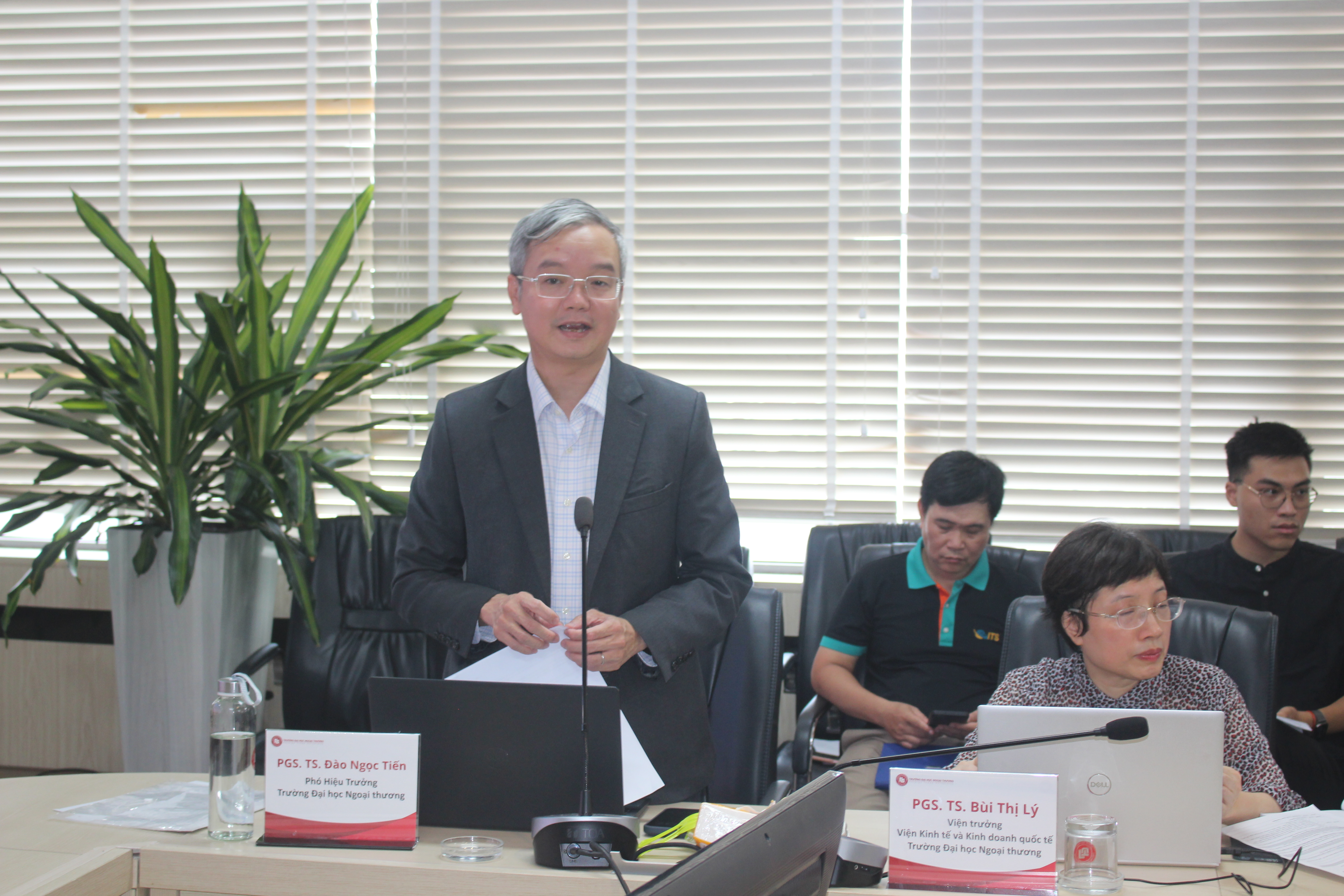 PGS.TS. Đào Ngọc Tiến phát biểu tại tọa đàm. Ảnh: Chu Khôi.