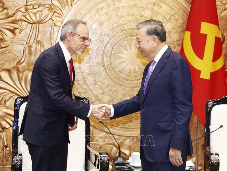 Tổng Bí thư, Chủ tịch nước Tô Lâm tiếp ông David Zapolsky, Phó Chủ tịch cấp cao, Giám đốc Pháp lý và Quan hệ Toàn cầu của tập đoàn Amazon - Ảnh: TTXVN.&nbsp;