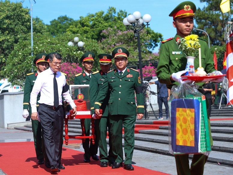 Thủ tướng Lê Minh Hưng dự lễ truy điệu, an táng hài cốt liệt sĩ tại tỉnh Quảng Trị