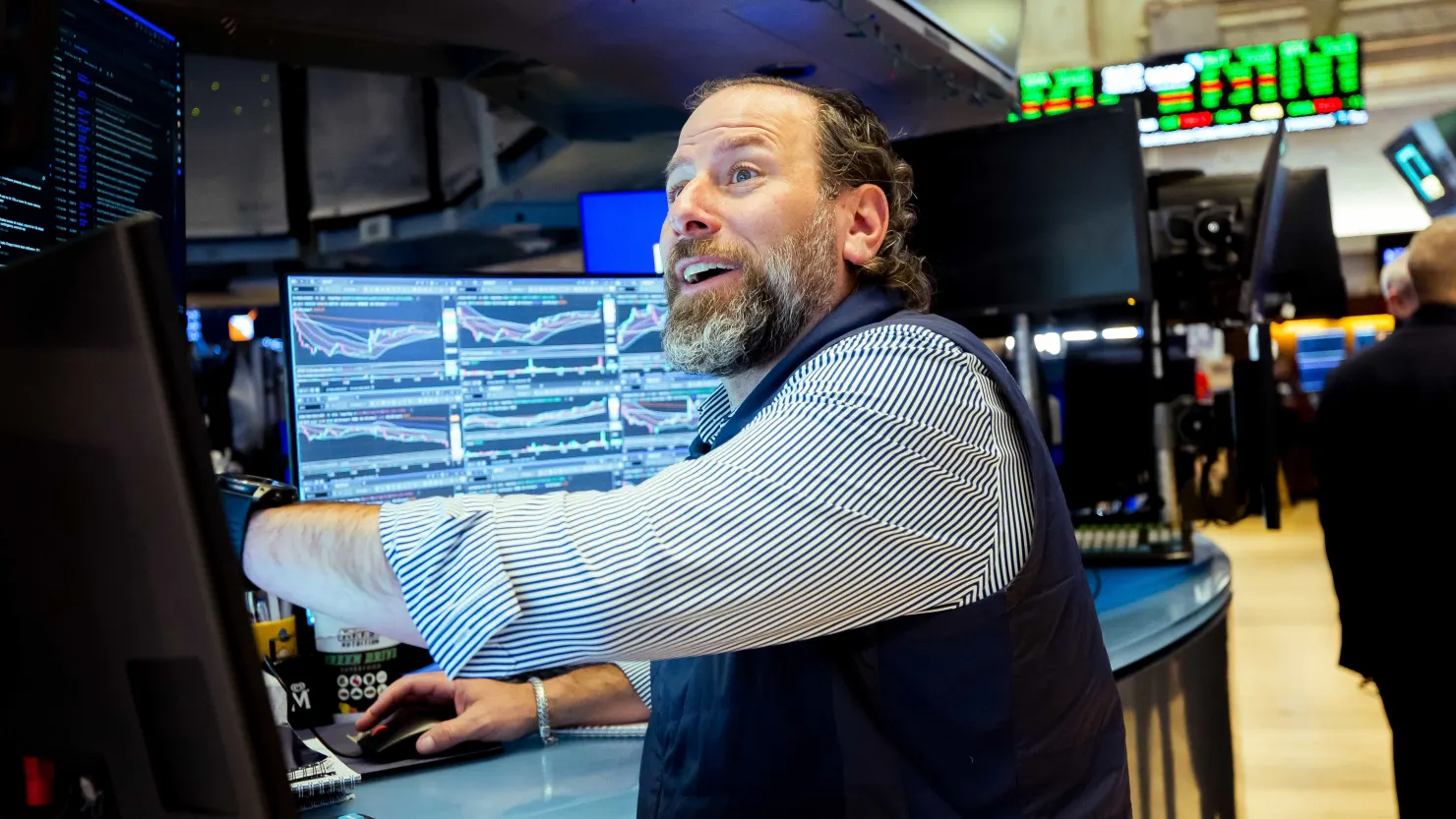 Dow Jones lập kỷ lục mới, S&P 500 tăng 8 tuần liên tiếp