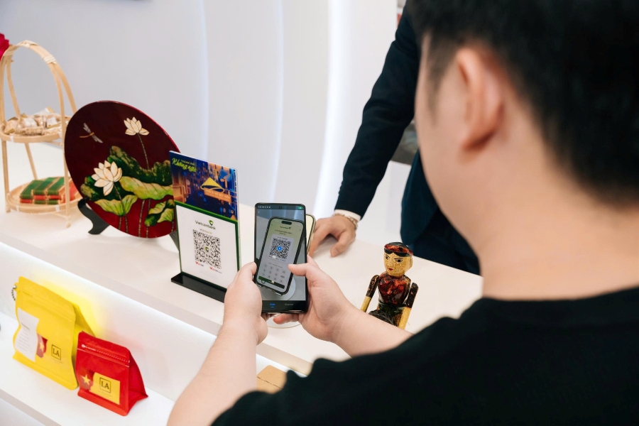 Người dùng trải nghiệm thanh toán QR xuyên biên giới.&nbsp;Ảnh: VCB.