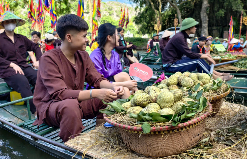 Những sản vật đặc trưng từ nhiều vùng miền được dâng lên Đức Thần Nông.