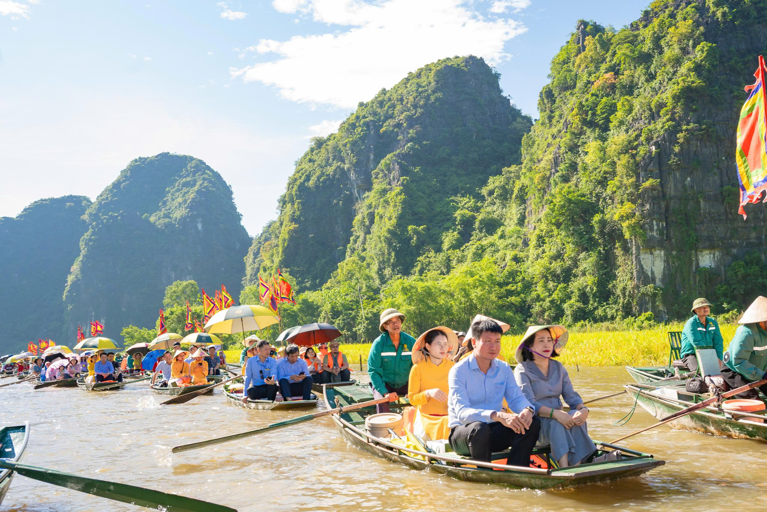 Phó Chủ tịch Link Trang Chủ PG88.Com Mới #2026 Nguyễn Thị Thanh, Bí thư Tỉnh uỷ Ninh Bình Trần Huy Tuấn cùng hàng nghìn du khách dự lễ khai hội.