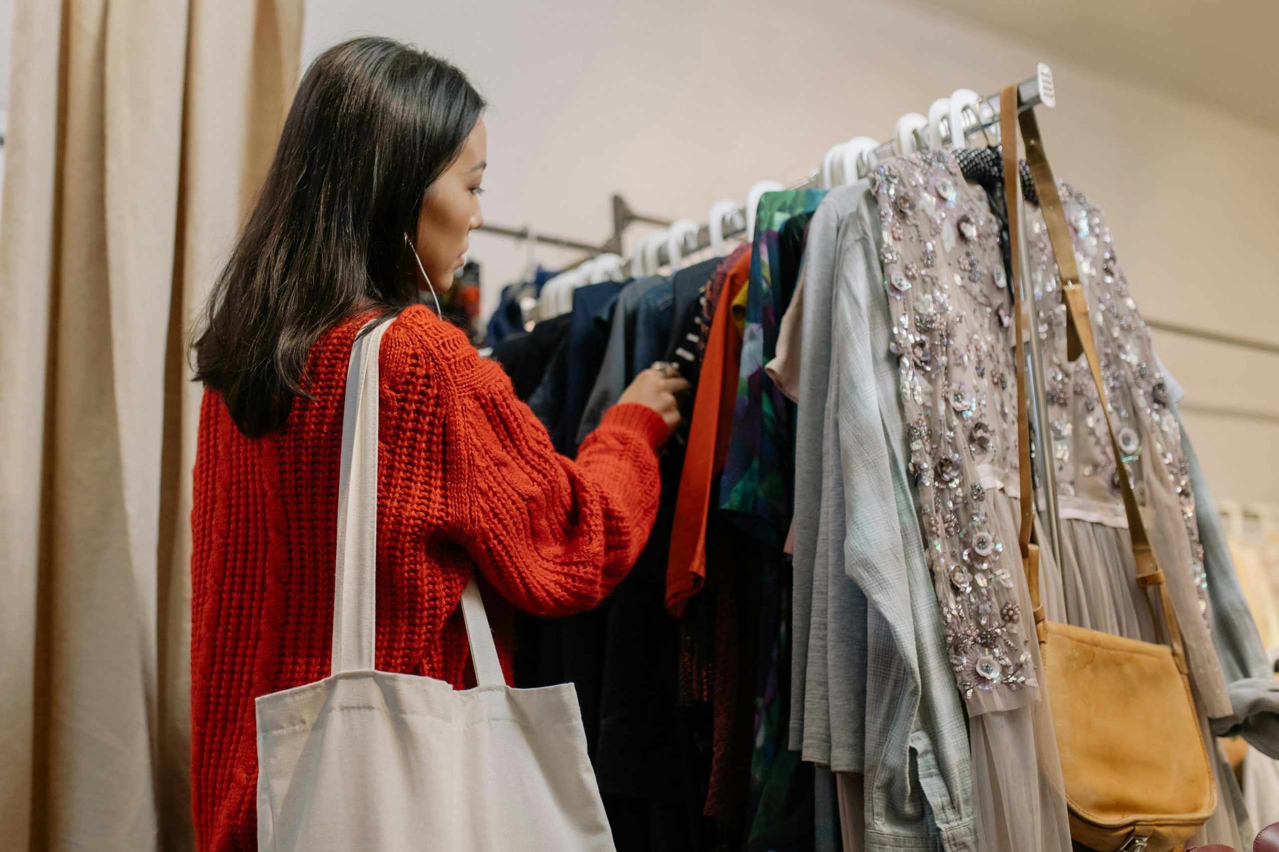 Ngay cả khi các thương hiệu muốn từ bỏ polyester hoàn toàn, phần lớn sẽ không tìm được giải pháp thay thế tương đương.