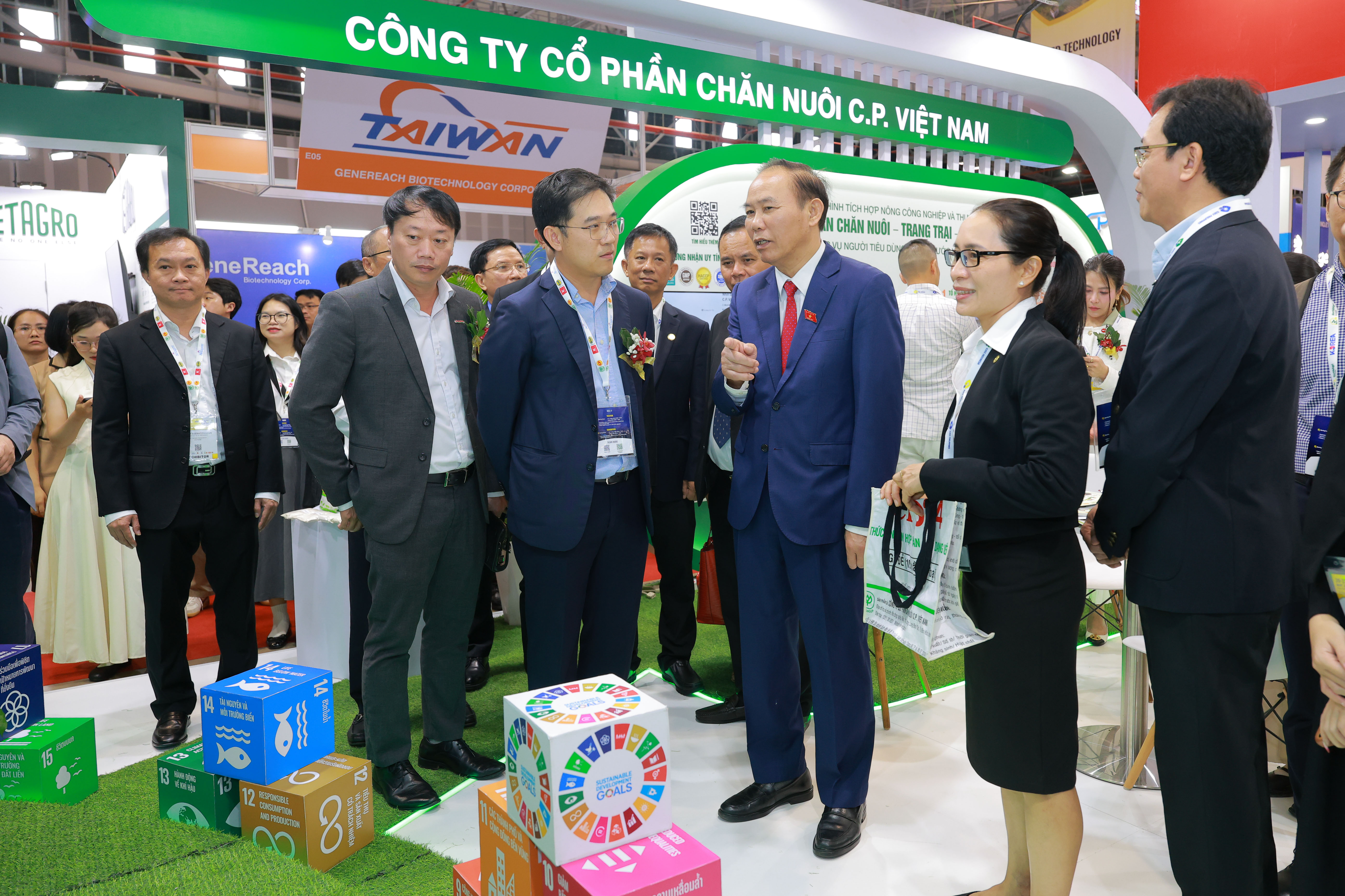 Ông Phùng Đức Tiến (thứ ba, từ phải sang), nguyên Thứ trưởng Bộ Nông nghiệp và Môi trường, tham quan khu vực phát triển bền vững của C.P. Việt Nam. Ảnh: C.P.