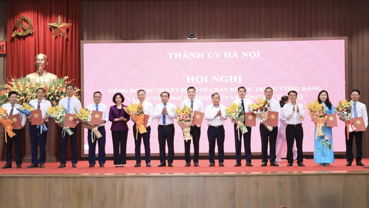 Bí thư Thành ủy Trần Đức Thắng và các đồng chí lãnh đạo Thành phố tặng hoa chúc mừng các đồng chí nhận nhiệm vụ mới. Ảnh:&nbsp;hanoi.gov.vn