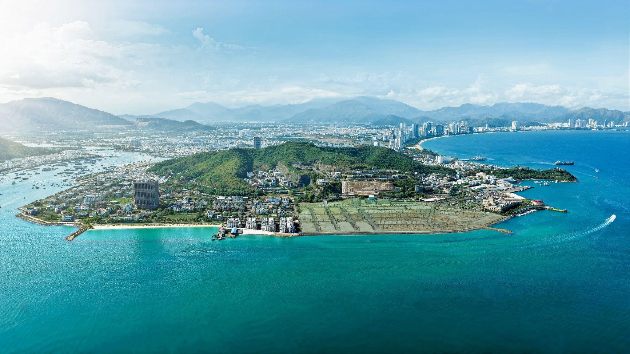 Núi Cảnh Long và Vịnh Nha Trang - Sự kết hợp hoàn hảo kiến tạo nên địa thế “tựa sơn hướng thủy” được giới tinh hoa săn tìm. Ảnh phối cảnh Link Trang Chủ PG88.Com Mới #2026.