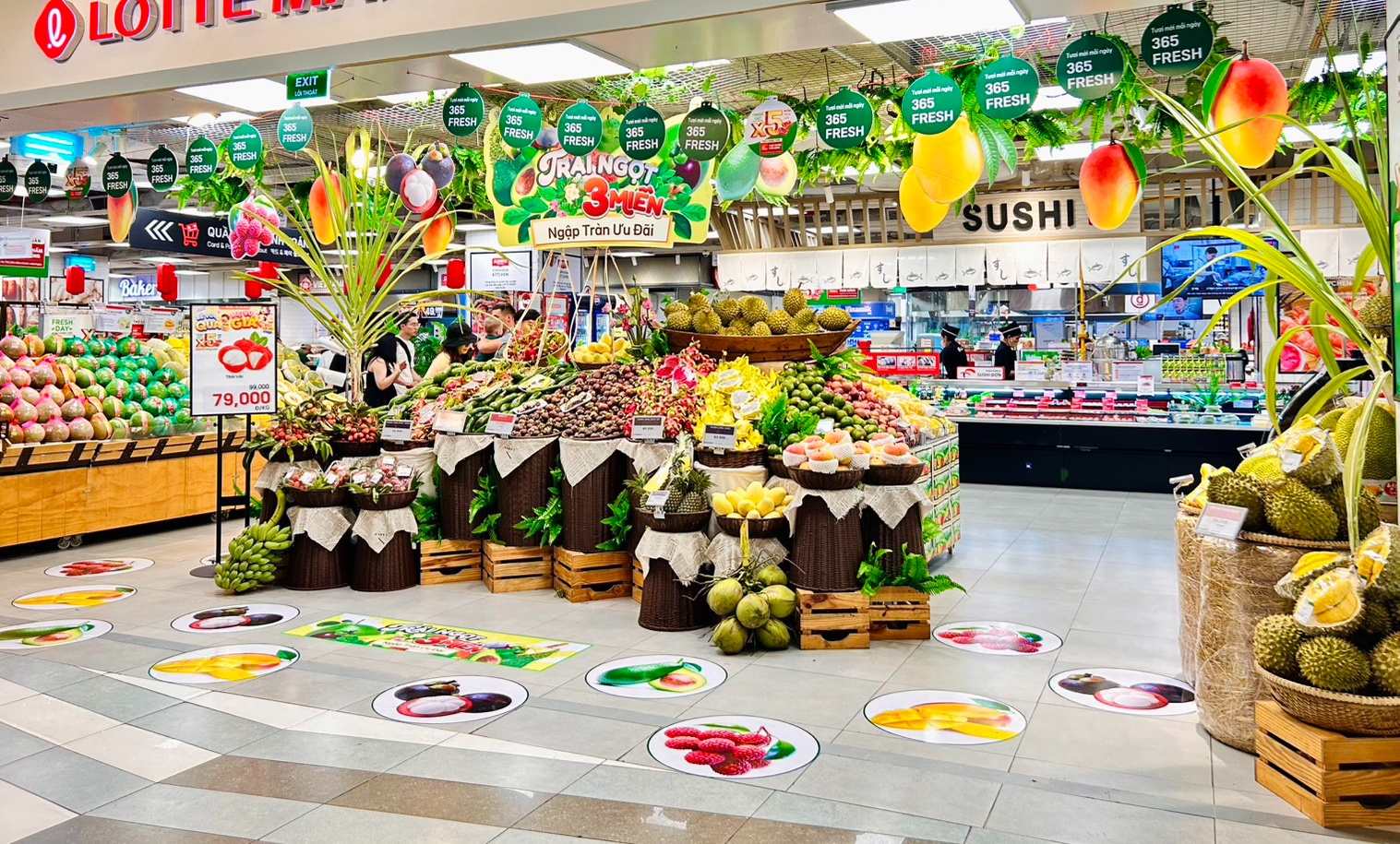 Bước vào mùa cao điểm nắng nóng, nhiều siêu thị miền Bắc đồng loạt triển khai chương trình giảm giá sâu để kích cầu.