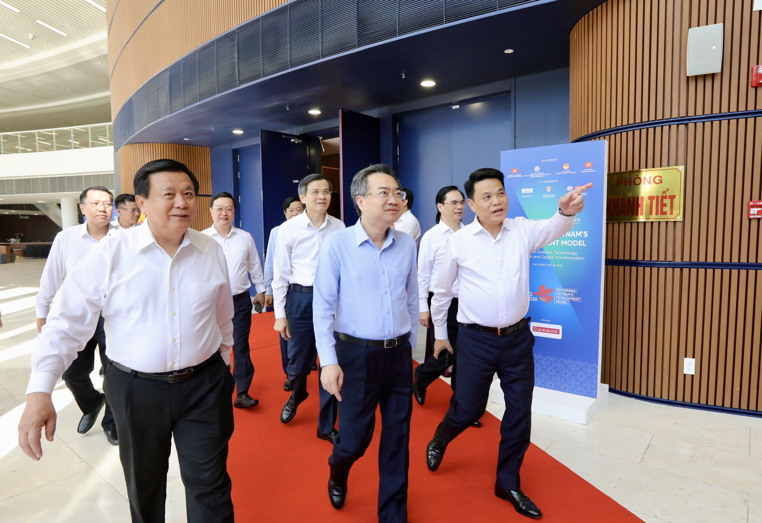 TS. Nguyễn Thanh Nghị, Ủy viên Bộ Chính trị, Bí thư Trung ương Đảng, Trưởng ban Chính sách, chiến lược Trung ương;  PGS.TS Đoàn Minh Huấn, Uỷ viên Bộ Chính trị, Giám đốc Học viện Chính trị Quốc gia Hồ Chí Minh; GS. TS Nguyễn Xuân Thắng, Uỷ viên Bộ Chính trị khoá XIII, Chủ tịch Hội đồng Lý luận Trung ương, và đồng chí Lê Ngọc Châu, Uỷ viên Ban chấp hành Trung ương Đảng, Bí thư Thành uỷ, Trưởng đoàn Đại biểu PG88 ⭐ Link trang chủ số 1 nhà cái PG88 com casino slot Thành phố Hải Phòng tại sự kiện.