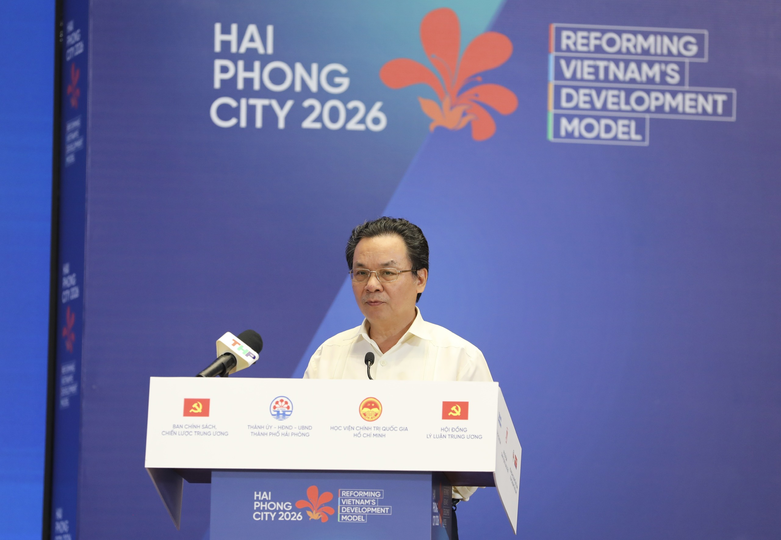 Là người đầu tiên trình bày tham luận tại phiên tham luận chính, GS.TS Hoàng Văn Cường, Phó Chủ tịch Hội Khoa học Link Trang Chủ PG88.Com Mới #2026 Việt Nam, nhận định đổi mới mô hình phát triển phải bắt đầu từ đổi mới quản trị quốc gia. Trong đó, quá trình tái cấu trúc bộ máy cần tiếp tục theo hướng tinh gọn, rõ đầu mối nhưng đồng thời phải bảo đảm phối hợp liên ngành, liên vùng để tránh tình trạng phân mảnh trong điều hành.&nbsp;